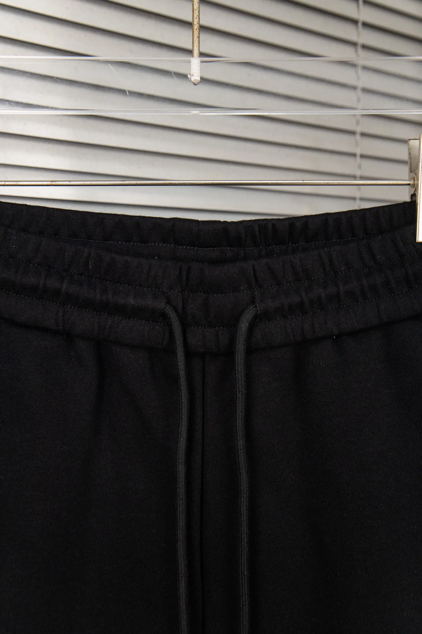 🅿️190 New arrival: Style number: B103 Balenciaga new graffiti letter printed shorts for couples, casual three-quarter pants 1️⃣The fabric is made of reactive black 360g, a very high-quality, thick and comfortable fabric, and the waist is designed with hemming workmanship, making it more comfortable and stylish to wear! 2️⃣Adopt foam printing design technology, positioning cutting, imported glue dot printing, irregular splash ink graffiti printing! 3️⃣It is very youthful and youthful and energetic, and can be easily controlled by both men and women. It is very in line with the fashion aesthetic concepts of young people today, creating a casual and lazy fashion tone, a must-have for autumn and winter! 4️⃣Exquisite workmanship and complete accessories! Color: black Size: S, M, L, XL