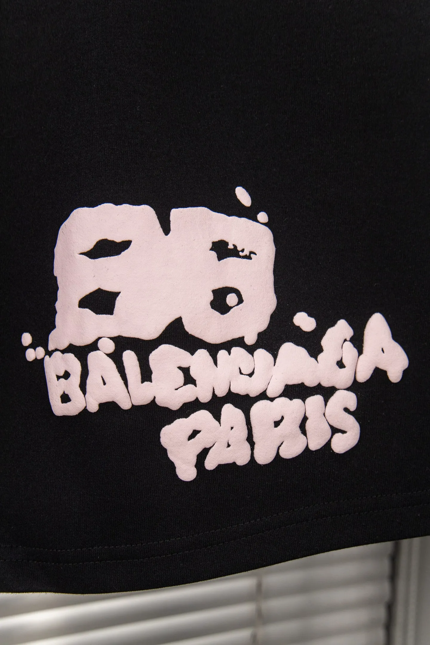 🅿️190 New arrival: Style number: B103 Balenciaga new graffiti letter printed shorts for couples, casual three-quarter pants 1️⃣The fabric is made of reactive black 360g, a very high-quality, thick and comfortable fabric, and the waist is designed with hemming workmanship, making it more comfortable and stylish to wear! 2️⃣Adopt foam printing design technology, positioning cutting, imported glue dot printing, irregular splash ink graffiti printing! 3️⃣It is very youthful and youthful and energetic, and can be easily controlled by both men and women. It is very in line with the fashion aesthetic concepts of young people today, creating a casual and lazy fashion tone, a must-have for autumn and winter! 4️⃣Exquisite workmanship and complete accessories! Color: black Size: S, M, L, XL