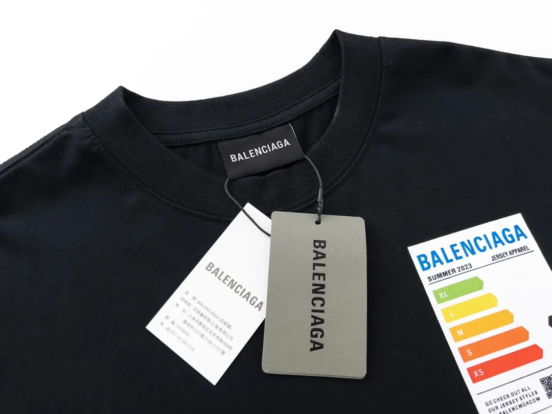 🅿️176 Detailed picture [Top version. Official website quality] BALENCI*GA/Paris BALENCI*GA#2023 spring and summer new style, refrigerator energy meter environmental protection logo short-sleeved T-shirt. 2023 spring and summer new product. Brick cabinet synchronization. The fabric is made of Paris ZP custom-woven and dyed 100% cotton double yarn compact cotton. The weight is 260 grams. The cloth surface is clean. The cloth pattern is clear. Soft and comfortable. Good color fastness. Not easy to change color. The threads are woven and dyed with no color difference. The printing uses imported environmentally friendly rubber paddles, cutting piece positioning, precision stencils, fine LOGO letters, clear letters, no burrs. The effect is three-dimensional, which is different from ordinary printing in the market. Restore brick cabinets. Comparisons welcome. The version adopts OS loose shoulder design. Same style for men and women. Code: BL223097 Color: Black. Beige Size: XS to L
