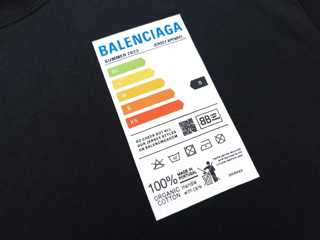 🅿️176 Detailed picture [Top version. Official website quality] BALENCI*GA/Paris BALENCI*GA#2023 spring and summer new style, refrigerator energy meter environmental protection logo short-sleeved T-shirt. 2023 spring and summer new product. Brick cabinet synchronization. The fabric is made of Paris ZP custom-woven and dyed 100% cotton double yarn compact cotton. The weight is 260 grams. The cloth surface is clean. The cloth pattern is clear. Soft and comfortable. Good color fastness. Not easy to change color. The threads are woven and dyed with no color difference. The printing uses imported environmentally friendly rubber paddles, cutting piece positioning, precision stencils, fine LOGO letters, clear letters, no burrs. The effect is three-dimensional, which is different from ordinary printing in the market. Restore brick cabinets. Comparisons welcome. The version adopts OS loose shoulder design. Same style for men and women. Code: BL223097 Color: Black. Beige Size: XS to L