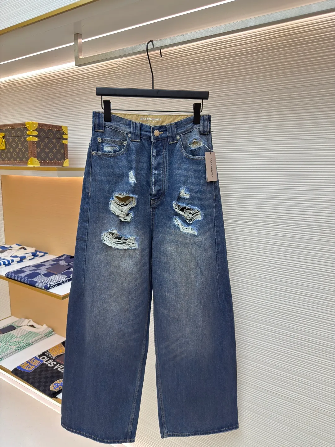 Balenciaga destroyed denim wide-leg pants ●Authentic product: Purchased and developed by 8263 ●Item number: 1680486-A85 ●Fabric: Denim denim fabric ●Technology: Washed and frayed ●Version: Loose version ●Weight: about 885 grams ●Size: XS-S-M ●Description: The fabric is made of high-density pure cotton twill denim material imported from Italy. The narrow-width fabric loses a lot to restore the loose drape feeling. The fabric is washed and depadded first. The washing process needs to be repeated three times to restore the color. Through washing and sanding, the old texture is formed. The color is too natural. Finally, a professional painter is required to paint the transition. Custom-woven and dyed trousers and pocket fabrics. The entire thickness. The material is consistent with YB. The cuts are located and damaged. Purely hand-ground and hand-picked. A complete set of customized accessories. Bronze-colored hardware with flat nails. The overall wiring is straight and delicate, the fabric is comfortable and soft, and the color is consistent without color difference. It can be matched with the same style to create a fashionable look and control various occasions. Customized accessories, complete with three standards, same style for men and women!