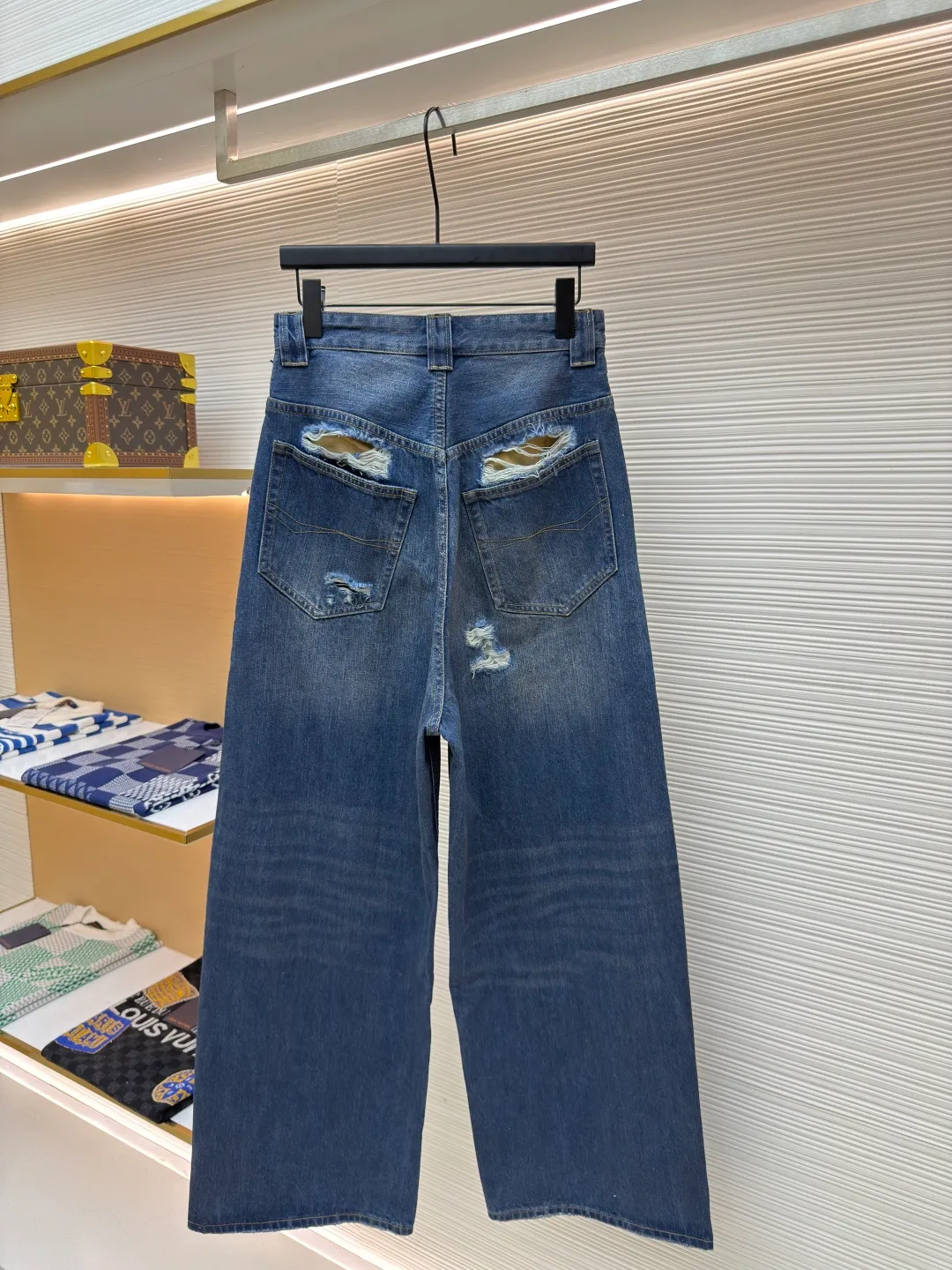 Balenciaga destroyed denim wide-leg pants ●Authentic product: Purchased and developed by 8263 ●Item number: 1680486-A85 ●Fabric: Denim denim fabric ●Technology: Washed and frayed ●Version: Loose version ●Weight: about 885 grams ●Size: XS-S-M ●Description: The fabric is made of high-density pure cotton twill denim material imported from Italy. The narrow-width fabric loses a lot to restore the loose drape feeling. The fabric is washed and depadded first. The washing process needs to be repeated three times to restore the color. Through washing and sanding, the old texture is formed. The color is too natural. Finally, a professional painter is required to paint the transition. Custom-woven and dyed trousers and pocket fabrics. The entire thickness. The material is consistent with YB. The cuts are located and damaged. Purely hand-ground and hand-picked. A complete set of customized accessories. Bronze-colored hardware with flat nails. The overall wiring is straight and delicate, the fabric is comfortable and soft, and the color is consistent without color difference. It can be matched with the same style to create a fashionable look and control various occasions. Customized accessories, complete with three standards, same style for men and women!