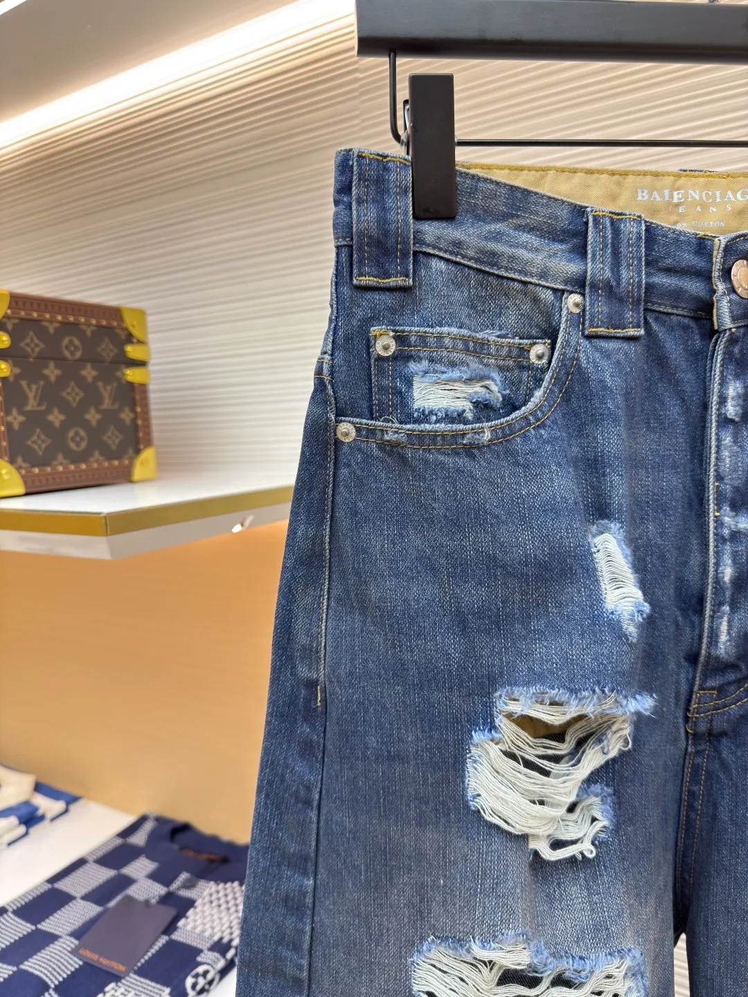 Balenciaga destroyed denim wide-leg pants ●Authentic product: Purchased and developed by 8263 ●Item number: 1680486-A85 ●Fabric: Denim denim fabric ●Technology: Washed and frayed ●Version: Loose version ●Weight: about 885 grams ●Size: XS-S-M ●Description: The fabric is made of high-density pure cotton twill denim material imported from Italy. The narrow-width fabric loses a lot to restore the loose drape feeling. The fabric is washed and depadded first. The washing process needs to be repeated three times to restore the color. Through washing and sanding, the old texture is formed. The color is too natural. Finally, a professional painter is required to paint the transition. Custom-woven and dyed trousers and pocket fabrics. The entire thickness. The material is consistent with YB. The cuts are located and damaged. Purely hand-ground and hand-picked. A complete set of customized accessories. Bronze-colored hardware with flat nails. The overall wiring is straight and delicate, the fabric is comfortable and soft, and the color is consistent without color difference. It can be matched with the same style to create a fashionable look and control various occasions. Customized accessories, complete with three standards, same style for men and women!