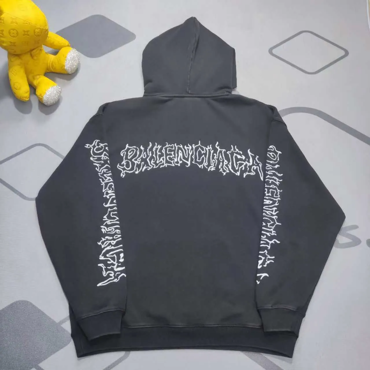 Top version Balenciaga graffiti Sanskrit printed hooded sweatshirt ✅No.1 quality in this market Real ceiling quality ✅All original development drawings pay attention to details to avoid stolen pictures mixed with merchants ✅Correct 450g custom-woven and dyed 100% cotton double yarn compact cotton fabric ✅Imported Conley direct-injection printing color ZP consistent ✅Letter tearing process clear and firm without hand feel ✅Ready-made garments washed and distressed Super heavy craftsmanship good color fastness ZP consistent Here I will explain why mine is a little more expensive than others, 1. It seems to be simple printing or embroidery, but in fact it is not simple at all. 10000% imported machine restoration is not just a lip service. You are welcome to compare with peers. 2. Each model is produced by the company. The details of the workmanship and fabrics are consistent with the original ones. There is no color difference between the ones at the counters. Reproductions are not terrible. Whoever is fake is embarrassed. It’s not shameful to make a replica, it’s shameful if you can’t buy the correct version if you make a replica.  3. Note that the threaded collars are all original collars of certain countries and regions, with high wrapping. The width of the neckline and cabinets are accurate to the millimeter. Thick necklines are not easy to deform. The collars of high-end products are all restored cabinets. They are different from the big collars in the world. Ordinary garbage short-sleeves are printed with a print. The clavicle of the upper body is exposed. Please be patient. Customers who have bought genuine products or have seen genuine products will come back to place orders again. This is quality. This is quality. 4. Different styles of washed wheat main wheat, including imported wheat, have different colors and codes. Really restore the counter. As we all know, Balenciaga's collar labels in each quarter have different English or different colors. This distinguishes fast food from the world's same-colored main wheat washed wheat. 5. Pay attention to the workmanship. The stitching at the neckline has no folds, smooth and natural without overlapping lines, and truly restores this. This is something that many people cannot do. 6. The fabric is made of 450g Paris-specific double yarn. No one can make better fabrics than my family. There's really no way to compare it with the ordinary version on the market. Respect it. It's genuine and costs thousands of dollars anyway. Don't go wrong with the quality of street stall products. 7. The workmanship is fully restored and the packaging is fully restored. The cost is huge. 8. I guarantee here that this is the highest quality you can find. P: 490 Size: XS-S-M-L (The correct version is very large)
