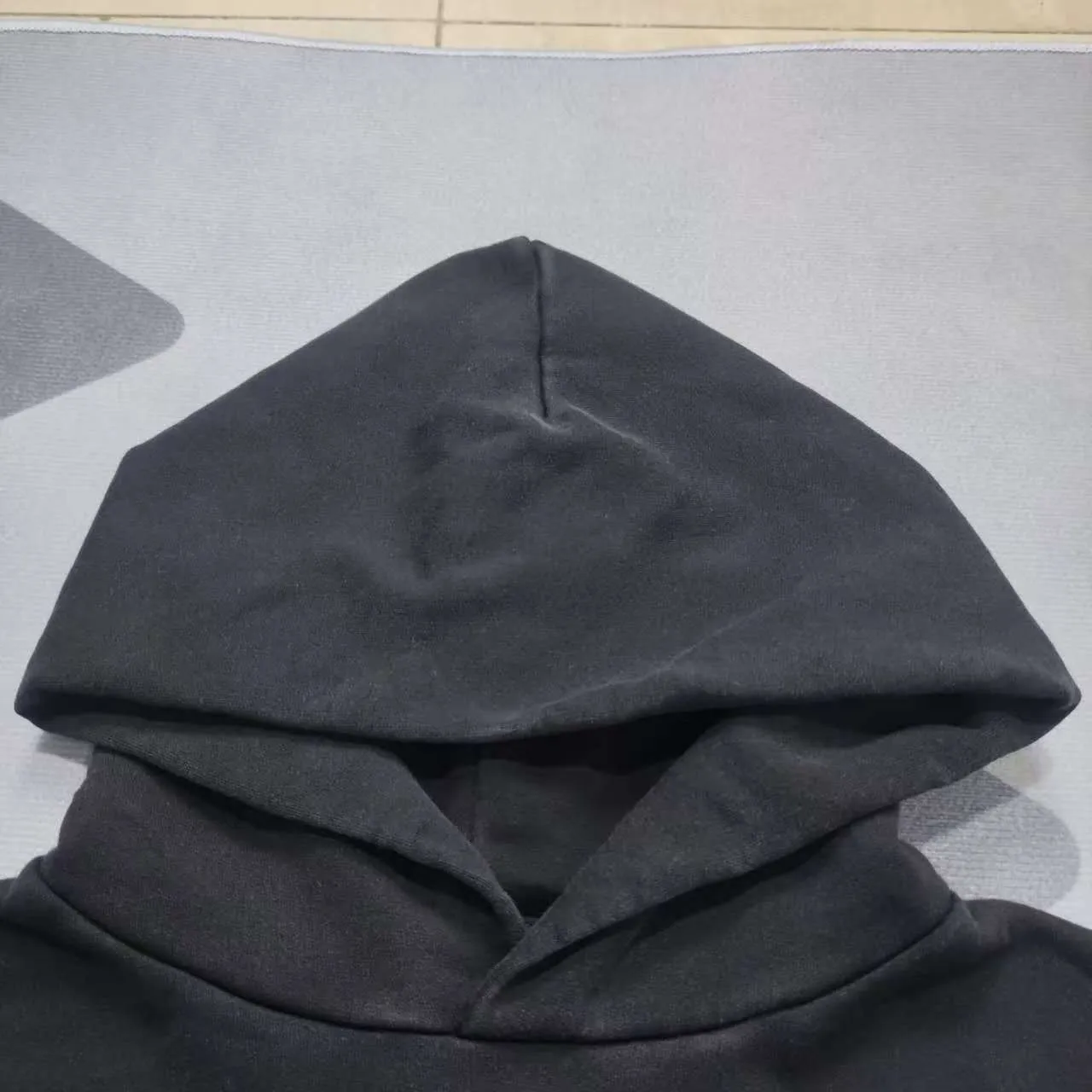 Top version Balenciaga graffiti Sanskrit printed hooded sweatshirt ✅No.1 quality in this market Real ceiling quality ✅All original development drawings pay attention to details to avoid stolen pictures mixed with merchants ✅Correct 450g custom-woven and dyed 100% cotton double yarn compact cotton fabric ✅Imported Conley direct-injection printing color ZP consistent ✅Letter tearing process clear and firm without hand feel ✅Ready-made garments washed and distressed Super heavy craftsmanship good color fastness ZP consistent Here I will explain why mine is a little more expensive than others, 1. It seems to be simple printing or embroidery, but in fact it is not simple at all. 10000% imported machine restoration is not just a lip service. You are welcome to compare with peers. 2. Each model is produced by the company. The details of the workmanship and fabrics are consistent with the original ones. There is no color difference between the ones at the counters. Reproductions are not terrible. Whoever is fake is embarrassed. It’s not shameful to make a replica, it’s shameful if you can’t buy the correct version if you make a replica.  3. Note that the threaded collars are all original collars of certain countries and regions, with high wrapping. The width of the neckline and cabinets are accurate to the millimeter. Thick necklines are not easy to deform. The collars of high-end products are all restored cabinets. They are different from the big collars in the world. Ordinary garbage short-sleeves are printed with a print. The clavicle of the upper body is exposed. Please be patient. Customers who have bought genuine products or have seen genuine products will come back to place orders again. This is quality. This is quality. 4. Different styles of washed wheat main wheat, including imported wheat, have different colors and codes. Really restore the counter. As we all know, Balenciaga's collar labels in each quarter have different English or different colors. This distinguishes fast food from the world's same-colored main wheat washed wheat. 5. Pay attention to the workmanship. The stitching at the neckline has no folds, smooth and natural without overlapping lines, and truly restores this. This is something that many people cannot do. 6. The fabric is made of 450g Paris-specific double yarn. No one can make better fabrics than my family. There's really no way to compare it with the ordinary version on the market. Respect it. It's genuine and costs thousands of dollars anyway. Don't go wrong with the quality of street stall products. 7. The workmanship is fully restored and the packaging is fully restored. The cost is huge. 8. I guarantee here that this is the highest quality you can find. P: 490 Size: XS-S-M-L (The correct version is very large)