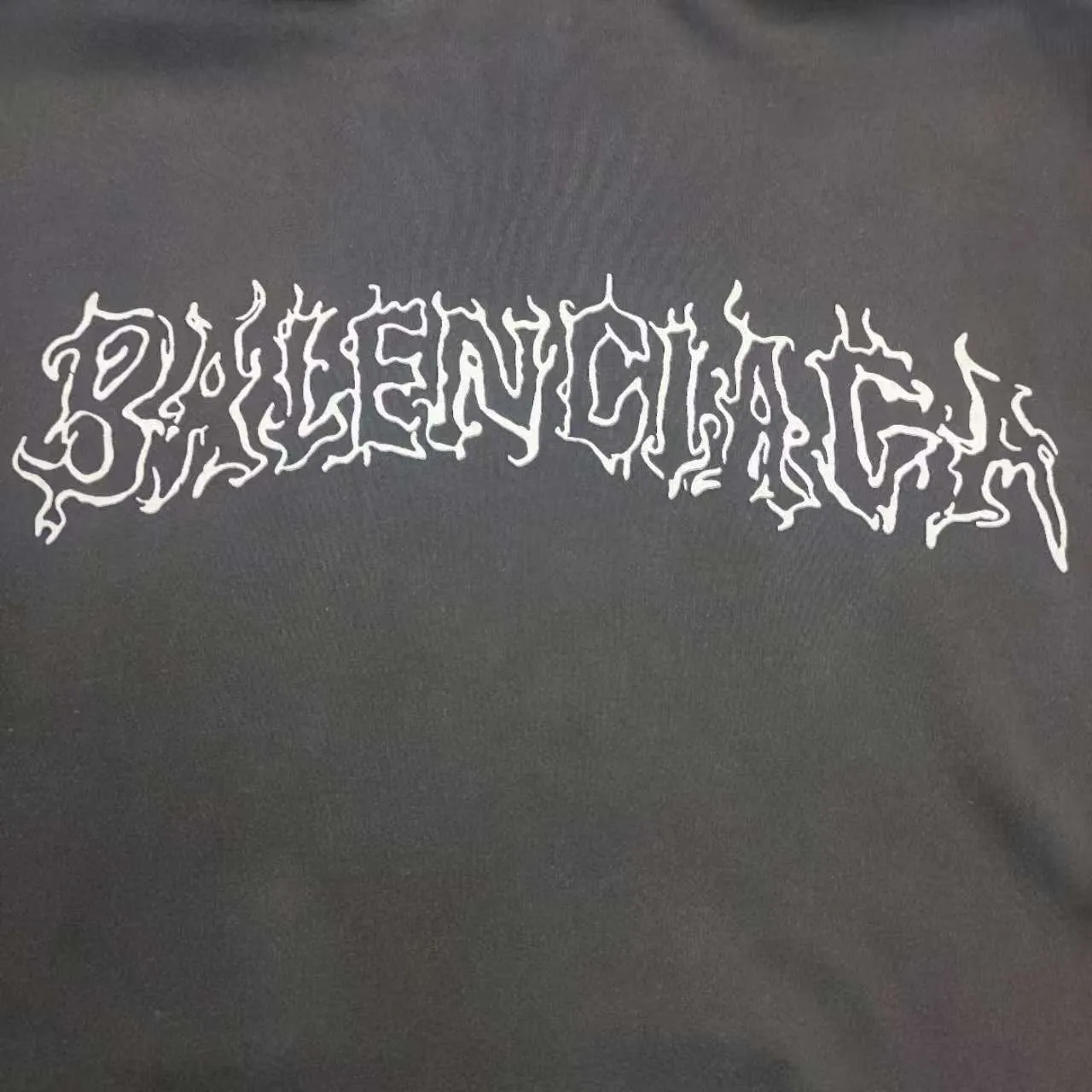 Top version Balenciaga graffiti Sanskrit printed hooded sweatshirt ✅No.1 quality in this market Real ceiling quality ✅All original development drawings pay attention to details to avoid stolen pictures mixed with merchants ✅Correct 450g custom-woven and dyed 100% cotton double yarn compact cotton fabric ✅Imported Conley direct-injection printing color ZP consistent ✅Letter tearing process clear and firm without hand feel ✅Ready-made garments washed and distressed Super heavy craftsmanship good color fastness ZP consistent Here I will explain why mine is a little more expensive than others, 1. It seems to be simple printing or embroidery, but in fact it is not simple at all. 10000% imported machine restoration is not just a lip service. You are welcome to compare with peers. 2. Each model is produced by the company. The details of the workmanship and fabrics are consistent with the original ones. There is no color difference between the ones at the counters. Reproductions are not terrible. Whoever is fake is embarrassed. It’s not shameful to make a replica, it’s shameful if you can’t buy the correct version if you make a replica.  3. Note that the threaded collars are all original collars of certain countries and regions, with high wrapping. The width of the neckline and cabinets are accurate to the millimeter. Thick necklines are not easy to deform. The collars of high-end products are all restored cabinets. They are different from the big collars in the world. Ordinary garbage short-sleeves are printed with a print. The clavicle of the upper body is exposed. Please be patient. Customers who have bought genuine products or have seen genuine products will come back to place orders again. This is quality. This is quality. 4. Different styles of washed wheat main wheat, including imported wheat, have different colors and codes. Really restore the counter. As we all know, Balenciaga's collar labels in each quarter have different English or different colors. This distinguishes fast food from the world's same-colored main wheat washed wheat. 5. Pay attention to the workmanship. The stitching at the neckline has no folds, smooth and natural without overlapping lines, and truly restores this. This is something that many people cannot do. 6. The fabric is made of 450g Paris-specific double yarn. No one can make better fabrics than my family. There's really no way to compare it with the ordinary version on the market. Respect it. It's genuine and costs thousands of dollars anyway. Don't go wrong with the quality of street stall products. 7. The workmanship is fully restored and the packaging is fully restored. The cost is huge. 8. I guarantee here that this is the highest quality you can find. P: 490 Size: XS-S-M-L (The correct version is very large)