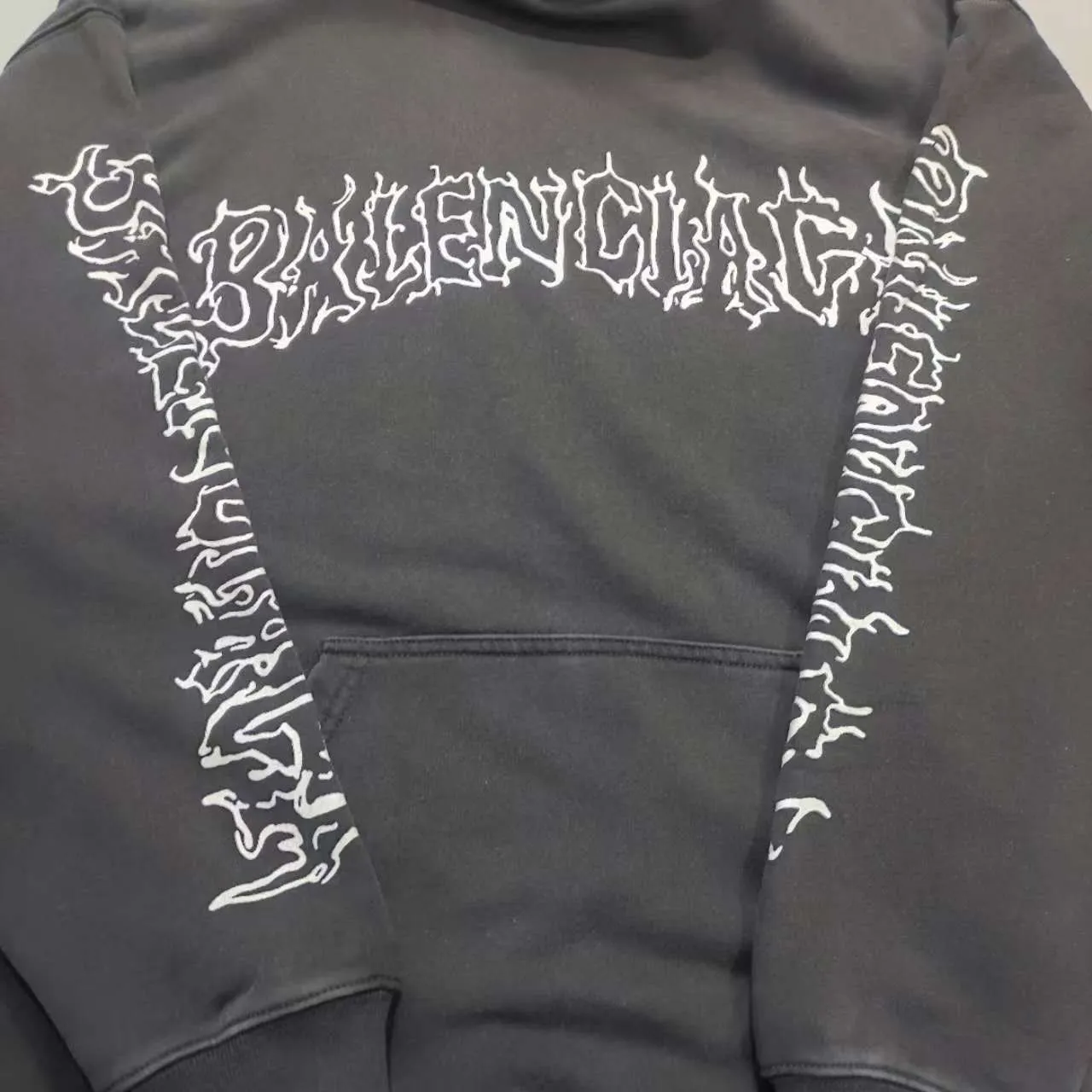 Top version Balenciaga graffiti Sanskrit printed hooded sweatshirt ✅No.1 quality in this market Real ceiling quality ✅All original development drawings pay attention to details to avoid stolen pictures mixed with merchants ✅Correct 450g custom-woven and dyed 100% cotton double yarn compact cotton fabric ✅Imported Conley direct-injection printing color ZP consistent ✅Letter tearing process clear and firm without hand feel ✅Ready-made garments washed and distressed Super heavy craftsmanship good color fastness ZP consistent Here I will explain why mine is a little more expensive than others, 1. It seems to be simple printing or embroidery, but in fact it is not simple at all. 10000% imported machine restoration is not just a lip service. You are welcome to compare with peers. 2. Each model is produced by the company. The details of the workmanship and fabrics are consistent with the original ones. There is no color difference between the ones at the counters. Reproductions are not terrible. Whoever is fake is embarrassed. It’s not shameful to make a replica, it’s shameful if you can’t buy the correct version if you make a replica.  3. Note that the threaded collars are all original collars of certain countries and regions, with high wrapping. The width of the neckline and cabinets are accurate to the millimeter. Thick necklines are not easy to deform. The collars of high-end products are all restored cabinets. They are different from the big collars in the world. Ordinary garbage short-sleeves are printed with a print. The clavicle of the upper body is exposed. Please be patient. Customers who have bought genuine products or have seen genuine products will come back to place orders again. This is quality. This is quality. 4. Different styles of washed wheat main wheat, including imported wheat, have different colors and codes. Really restore the counter. As we all know, Balenciaga's collar labels in each quarter have different English or different colors. This distinguishes fast food from the world's same-colored main wheat washed wheat. 5. Pay attention to the workmanship. The stitching at the neckline has no folds, smooth and natural without overlapping lines, and truly restores this. This is something that many people cannot do. 6. The fabric is made of 450g Paris-specific double yarn. No one can make better fabrics than my family. There's really no way to compare it with the ordinary version on the market. Respect it. It's genuine and costs thousands of dollars anyway. Don't go wrong with the quality of street stall products. 7. The workmanship is fully restored and the packaging is fully restored. The cost is huge. 8. I guarantee here that this is the highest quality you can find. P: 490 Size: XS-S-M-L (The correct version is very large)