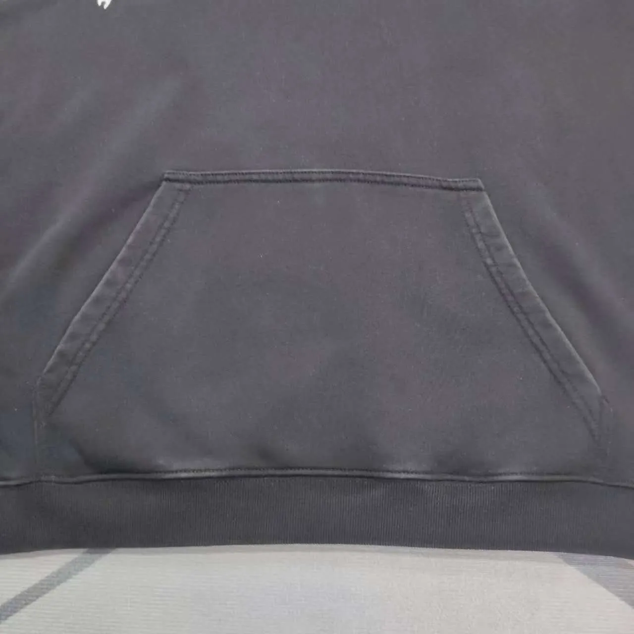 Top version Balenciaga graffiti Sanskrit printed hooded sweatshirt ✅No.1 quality in this market Real ceiling quality ✅All original development drawings pay attention to details to avoid stolen pictures mixed with merchants ✅Correct 450g custom-woven and dyed 100% cotton double yarn compact cotton fabric ✅Imported Conley direct-injection printing color ZP consistent ✅Letter tearing process clear and firm without hand feel ✅Ready-made garments washed and distressed Super heavy craftsmanship good color fastness ZP consistent Here I will explain why mine is a little more expensive than others, 1. It seems to be simple printing or embroidery, but in fact it is not simple at all. 10000% imported machine restoration is not just a lip service. You are welcome to compare with peers. 2. Each model is produced by the company. The details of the workmanship and fabrics are consistent with the original ones. There is no color difference between the ones at the counters. Reproductions are not terrible. Whoever is fake is embarrassed. It’s not shameful to make a replica, it’s shameful if you can’t buy the correct version if you make a replica.  3. Note that the threaded collars are all original collars of certain countries and regions, with high wrapping. The width of the neckline and cabinets are accurate to the millimeter. Thick necklines are not easy to deform. The collars of high-end products are all restored cabinets. They are different from the big collars in the world. Ordinary garbage short-sleeves are printed with a print. The clavicle of the upper body is exposed. Please be patient. Customers who have bought genuine products or have seen genuine products will come back to place orders again. This is quality. This is quality. 4. Different styles of washed wheat main wheat, including imported wheat, have different colors and codes. Really restore the counter. As we all know, Balenciaga's collar labels in each quarter have different English or different colors. This distinguishes fast food from the world's same-colored main wheat washed wheat. 5. Pay attention to the workmanship. The stitching at the neckline has no folds, smooth and natural without overlapping lines, and truly restores this. This is something that many people cannot do. 6. The fabric is made of 450g Paris-specific double yarn. No one can make better fabrics than my family. There's really no way to compare it with the ordinary version on the market. Respect it. It's genuine and costs thousands of dollars anyway. Don't go wrong with the quality of street stall products. 7. The workmanship is fully restored and the packaging is fully restored. The cost is huge. 8. I guarantee here that this is the highest quality you can find. P: 490 Size: XS-S-M-L (The correct version is very large)