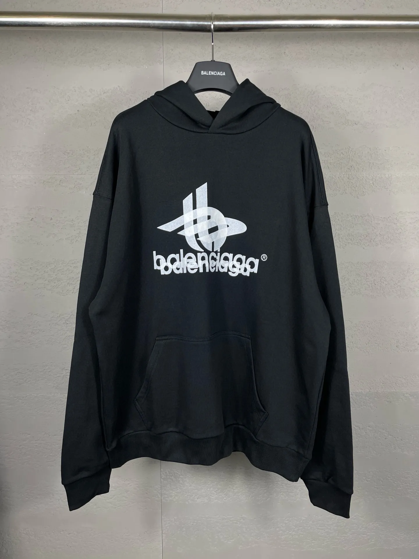 🅿️300 real photos [Top version. Official website quality] BALENCI*GA/Paris. 2024 new style. Phantom double LOGO classic pattern printed long-sleeved hooded sweatshirt. Brick cabinet synchronization. Genuine product developed in the first time, happy to print and compare! The fabric is made of Paris ZP custom-woven and dyed cotton terry sweatshirt. The weight is 450 grams. The cloth surface is clean. The cloth pattern is clear, soft and comfortable. The threads are dyed with no color difference. The classic printing is made of environmentally friendly imported materials, with LOGO phantom effect, clear letters and three-dimensional effect. Restored brick cabinet. Ready-made clothes are washed and distressed, different market currency, welcome to compare, the version adopts OS loose shoulder version. Same style for men and women Coding: BL238010 Color: black, white Size: XS S M L