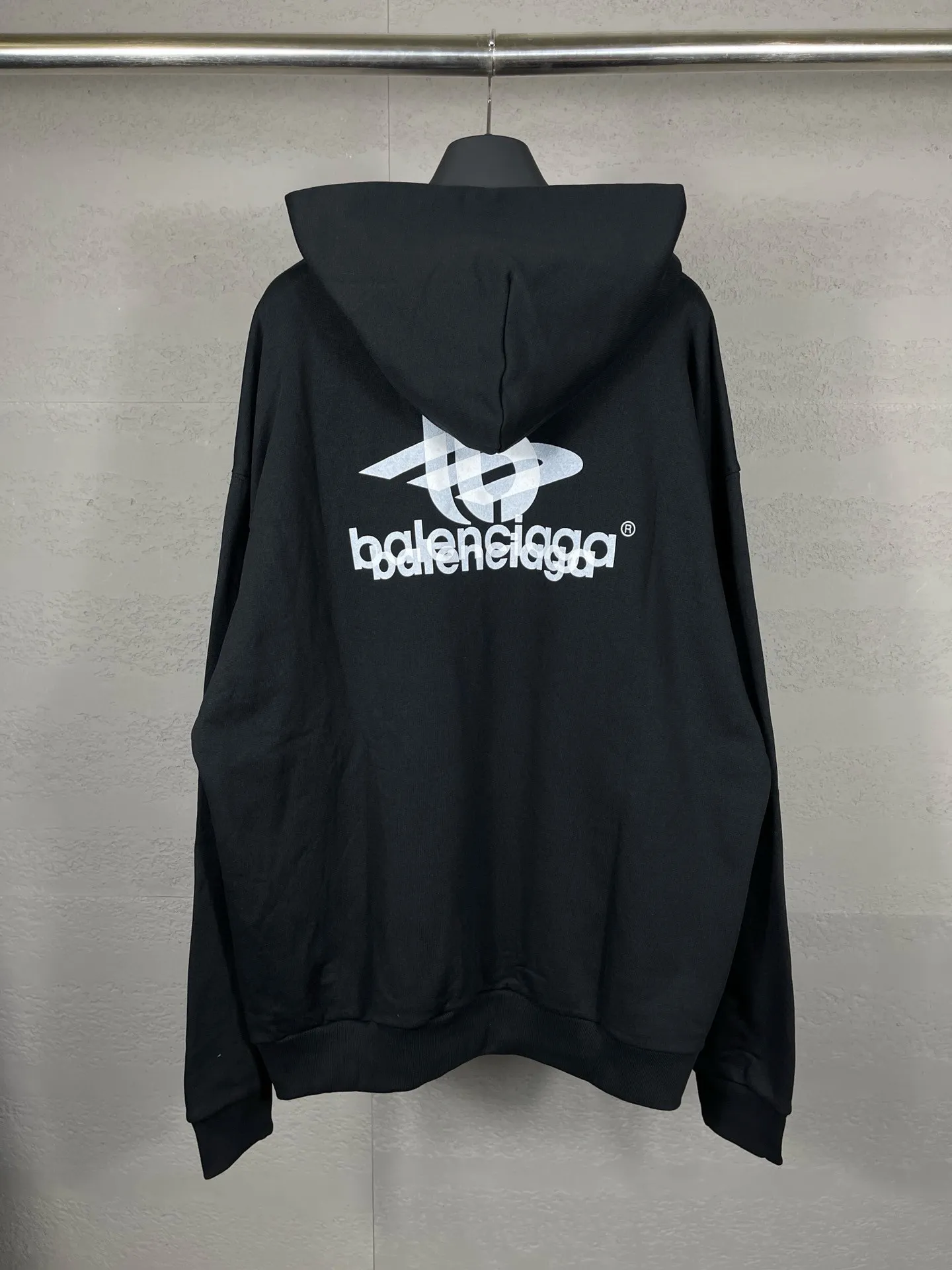 🅿️300 real photos [Top version. Official website quality] BALENCI*GA/Paris. 2024 new style. Phantom double LOGO classic pattern printed long-sleeved hooded sweatshirt. Brick cabinet synchronization. Genuine product developed in the first time, happy to print and compare! The fabric is made of Paris ZP custom-woven and dyed cotton terry sweatshirt. The weight is 450 grams. The cloth surface is clean. The cloth pattern is clear, soft and comfortable. The threads are dyed with no color difference. The classic printing is made of environmentally friendly imported materials, with LOGO phantom effect, clear letters and three-dimensional effect. Restored brick cabinet. Ready-made clothes are washed and distressed, different market currency, welcome to compare, the version adopts OS loose shoulder version. Same style for men and women Coding: BL238010 Color: black, white Size: XS S M L