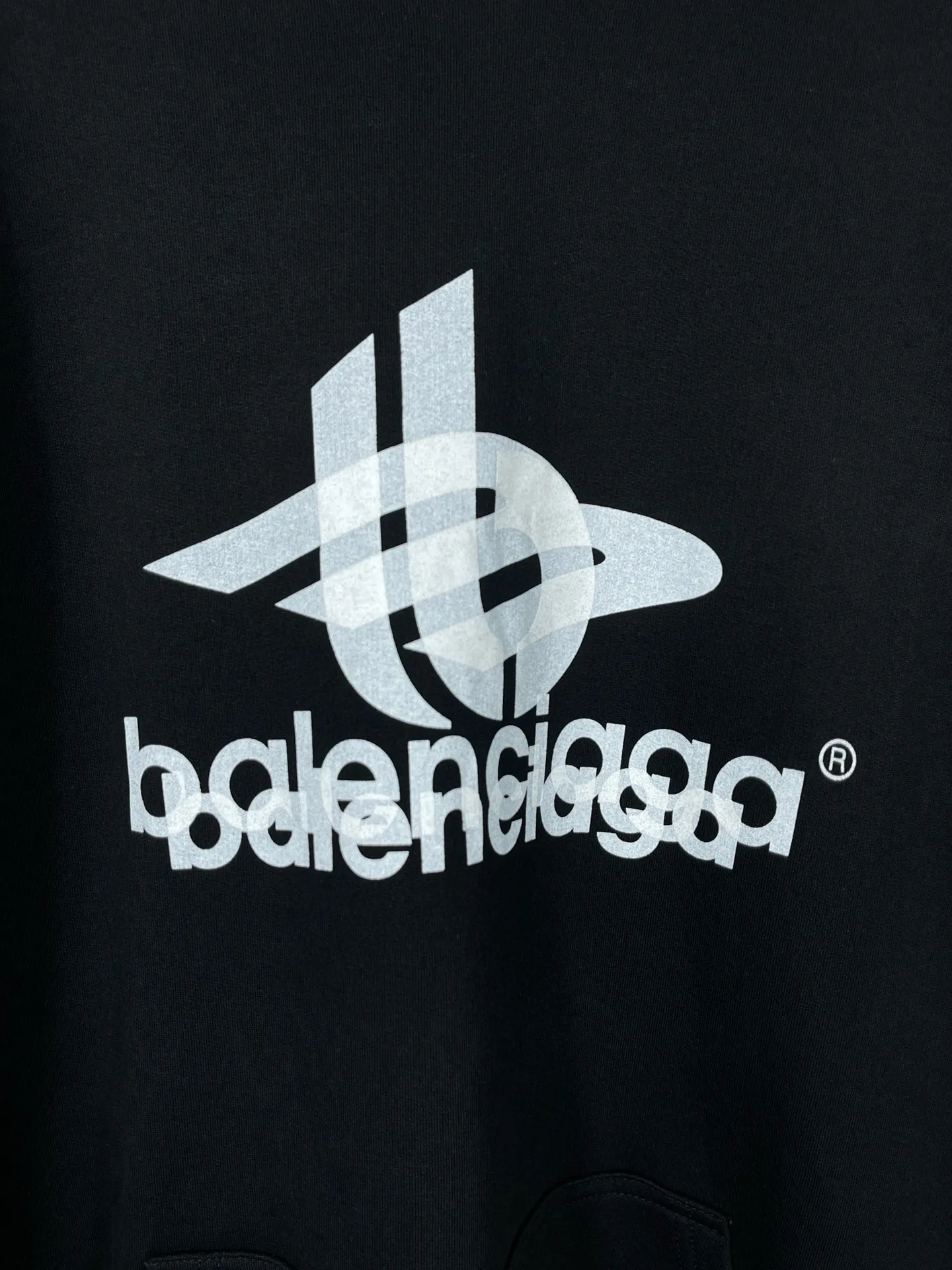 🅿️300 real photos [Top version. Official website quality] BALENCI*GA/Paris. 2024 new style. Phantom double LOGO classic pattern printed long-sleeved hooded sweatshirt. Brick cabinet synchronization. Genuine product developed in the first time, happy to print and compare! The fabric is made of Paris ZP custom-woven and dyed cotton terry sweatshirt. The weight is 450 grams. The cloth surface is clean. The cloth pattern is clear, soft and comfortable. The threads are dyed with no color difference. The classic printing is made of environmentally friendly imported materials, with LOGO phantom effect, clear letters and three-dimensional effect. Restored brick cabinet. Ready-made clothes are washed and distressed, different market currency, welcome to compare, the version adopts OS loose shoulder version. Same style for men and women Coding: BL238010 Color: black, white Size: XS S M L