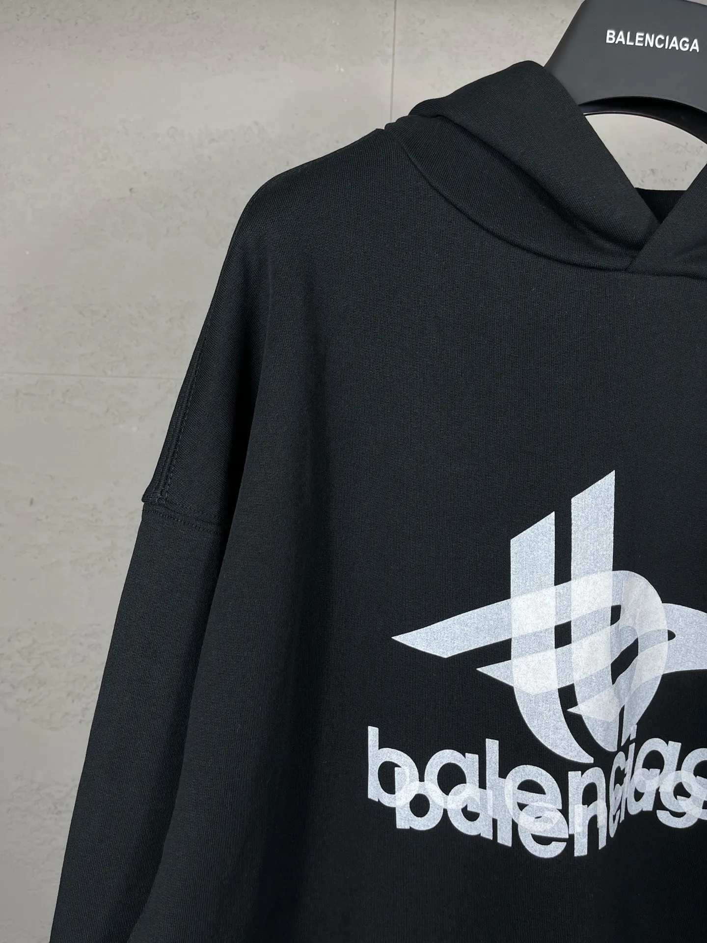 🅿️300 real photos [Top version. Official website quality] BALENCI*GA/Paris. 2024 new style. Phantom double LOGO classic pattern printed long-sleeved hooded sweatshirt. Brick cabinet synchronization. Genuine product developed in the first time, happy to print and compare! The fabric is made of Paris ZP custom-woven and dyed cotton terry sweatshirt. The weight is 450 grams. The cloth surface is clean. The cloth pattern is clear, soft and comfortable. The threads are dyed with no color difference. The classic printing is made of environmentally friendly imported materials, with LOGO phantom effect, clear letters and three-dimensional effect. Restored brick cabinet. Ready-made clothes are washed and distressed, different market currency, welcome to compare, the version adopts OS loose shoulder version. Same style for men and women Coding: BL238010 Color: black, white Size: XS S M L