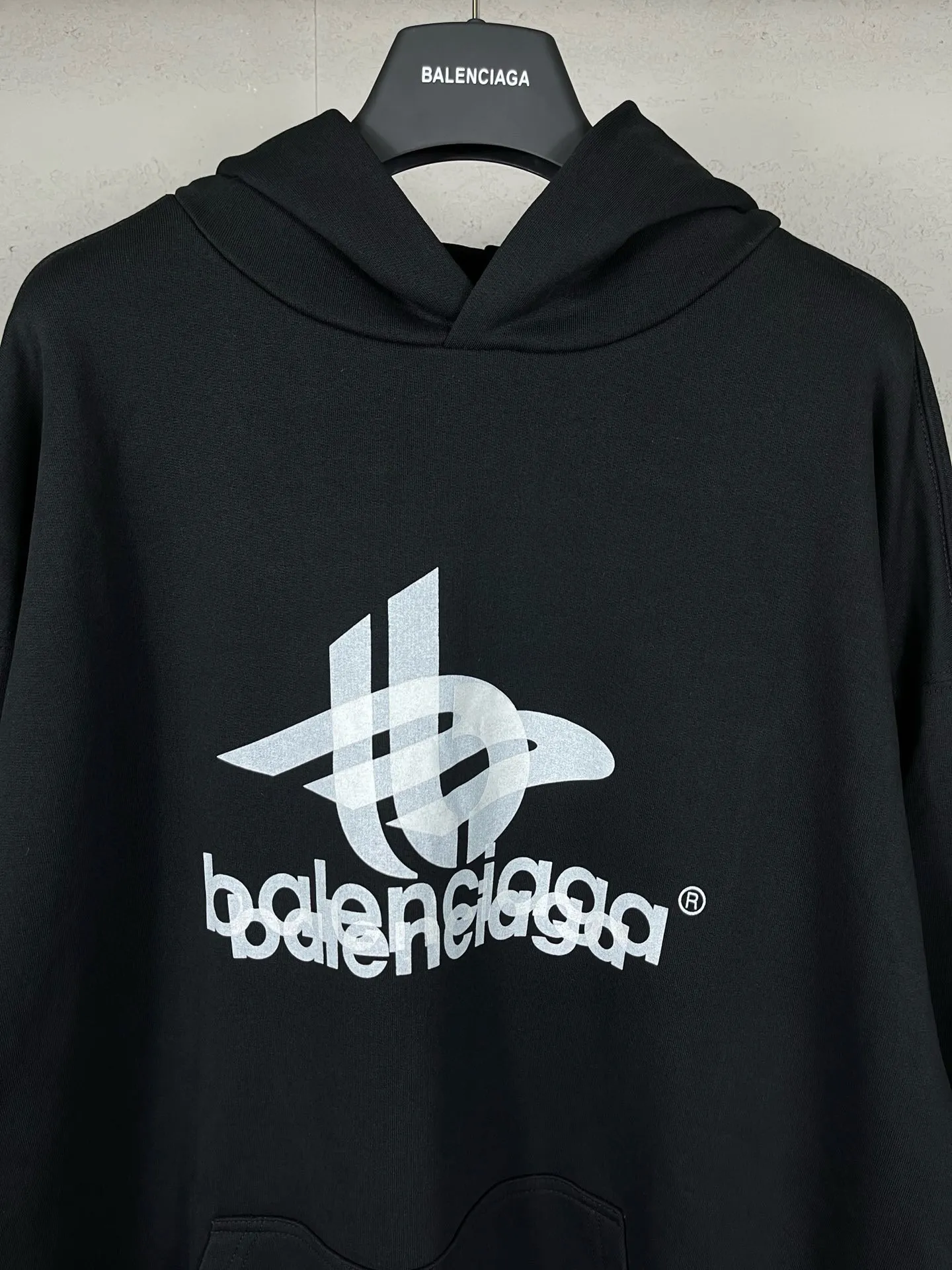 🅿️300 real photos [Top version. Official website quality] BALENCI*GA/Paris. 2024 new style. Phantom double LOGO classic pattern printed long-sleeved hooded sweatshirt. Brick cabinet synchronization. Genuine product developed in the first time, happy to print and compare! The fabric is made of Paris ZP custom-woven and dyed cotton terry sweatshirt. The weight is 450 grams. The cloth surface is clean. The cloth pattern is clear, soft and comfortable. The threads are dyed with no color difference. The classic printing is made of environmentally friendly imported materials, with LOGO phantom effect, clear letters and three-dimensional effect. Restored brick cabinet. Ready-made clothes are washed and distressed, different market currency, welcome to compare, the version adopts OS loose shoulder version. Same style for men and women Coding: BL238010 Color: black, white Size: XS S M L