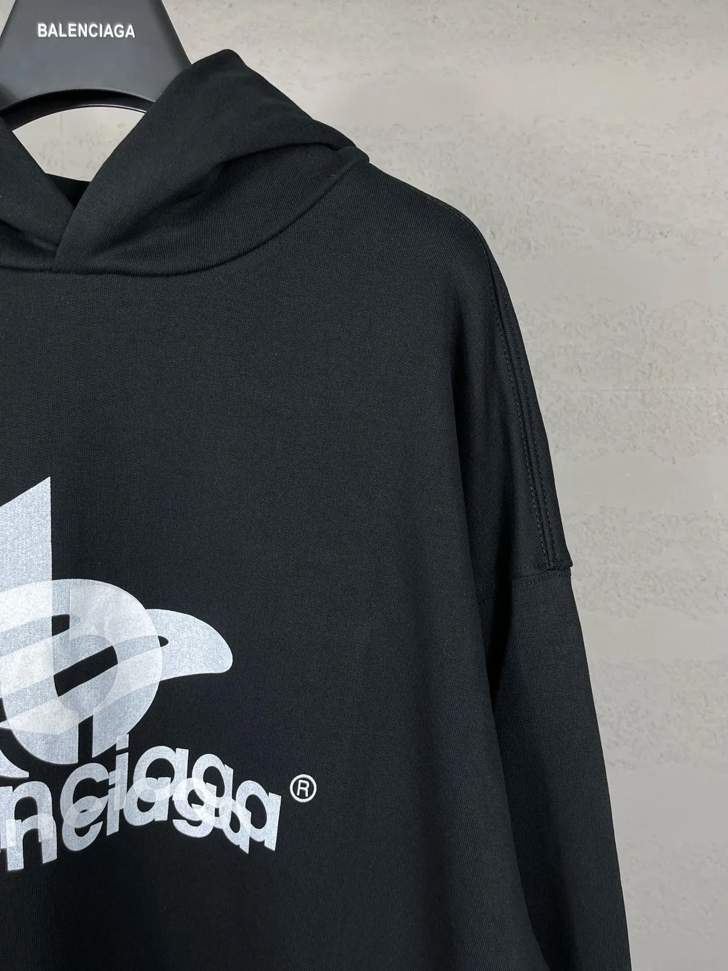 🅿️300 real photos [Top version. Official website quality] BALENCI*GA/Paris. 2024 new style. Phantom double LOGO classic pattern printed long-sleeved hooded sweatshirt. Brick cabinet synchronization. Genuine product developed in the first time, happy to print and compare! The fabric is made of Paris ZP custom-woven and dyed cotton terry sweatshirt. The weight is 450 grams. The cloth surface is clean. The cloth pattern is clear, soft and comfortable. The threads are dyed with no color difference. The classic printing is made of environmentally friendly imported materials, with LOGO phantom effect, clear letters and three-dimensional effect. Restored brick cabinet. Ready-made clothes are washed and distressed, different market currency, welcome to compare, the version adopts OS loose shoulder version. Same style for men and women Coding: BL238010 Color: black, white Size: XS S M L