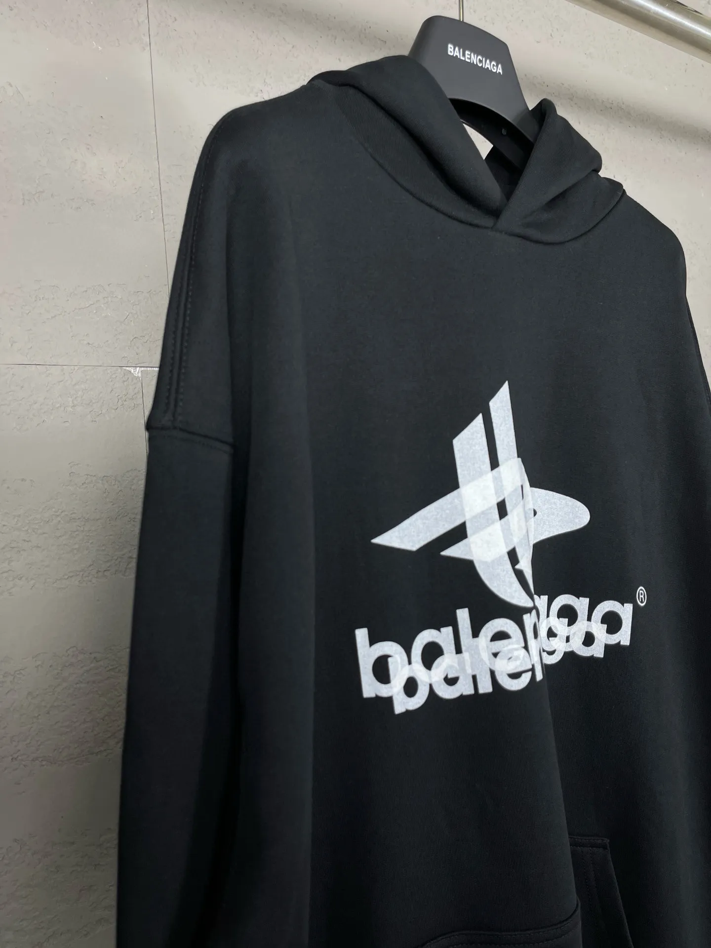 🅿️300 real photos [Top version. Official website quality] BALENCI*GA/Paris. 2024 new style. Phantom double LOGO classic pattern printed long-sleeved hooded sweatshirt. Brick cabinet synchronization. Genuine product developed in the first time, happy to print and compare! The fabric is made of Paris ZP custom-woven and dyed cotton terry sweatshirt. The weight is 450 grams. The cloth surface is clean. The cloth pattern is clear, soft and comfortable. The threads are dyed with no color difference. The classic printing is made of environmentally friendly imported materials, with LOGO phantom effect, clear letters and three-dimensional effect. Restored brick cabinet. Ready-made clothes are washed and distressed, different market currency, welcome to compare, the version adopts OS loose shoulder version. Same style for men and women Coding: BL238010 Color: black, white Size: XS S M L