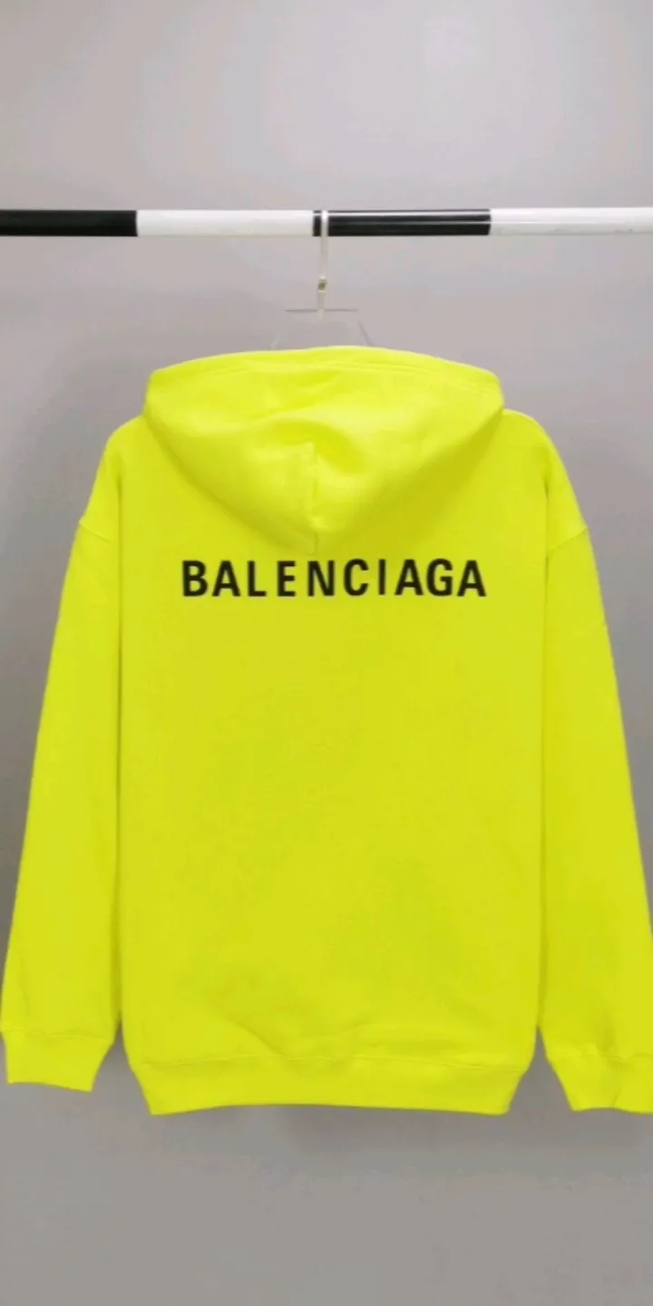 Real shot of the video - the top tested version of BALENCIAGA with large LOGO basic letters on the back, pure cotton loose fit for male and female couples, the same fashion brand high-end hooded sweatshirt. The god of simplicity in Paris, a volume sought after by many stars. Lisa’s favorite basic short-sleeved Paris style, which has a very high appearance rate. Wear alone, paired with jeans, shorts, and sweatpants, it's a versatile style. Xiaohongshu, a hot item on INS, a must-have for Paris fans.  The printing uses white glue as a base, coupled with Kornit direct injection, which ensures the anchorage of the printing and machine washing without any pressure. However, everyone should pay attention to something. The printing of this model is not thick glue, and the printing surface is not shiny. Please pay attention to the importance of version. Don't make a pattern based on the pictures. If you don't have the original version, you won't be able to make it look one to one like the original version. At most, you can just make a look. It's just a piece of clothing without a soul. The fabric is made of 480g combed cotton terry fabric, and the threads and fabric are custom-woven and dyed in the same style, with no color difference.  A complete set of customized tags, collar tags, washed, plastic bags, and most importantly, a complete set of bags, tag codes, and codes are all authentic.  Color: Lemon Yellow Size: XS-L P:450