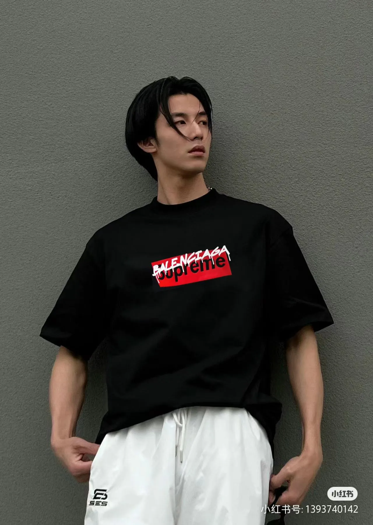🎀Hot model pictures🎀[Updated] Top tested version BALENCIAGA ✘Supreme 23Ss joint printed T-shirt short sleeves [2023. Brand new BALENCIAGA ✘Supreme launches first joint series] BALENCIAGA and Supreme launch related joint products, the 2023 spring and summer series will be with you, and it will be possible to once again create the 2017 Louis Vuitton x Supreme Highlight moment. The latest exclusive customized co-branded accessories on the entire network, exclusive co-branded packaging boxes, main mark, hangtag and packaging are all different from other models on the market. The side flag mark is exclusively customized for this collaboration, with double logo red mark, the same style for men and women!  Color Black White Khaki Size XS S M L P:260