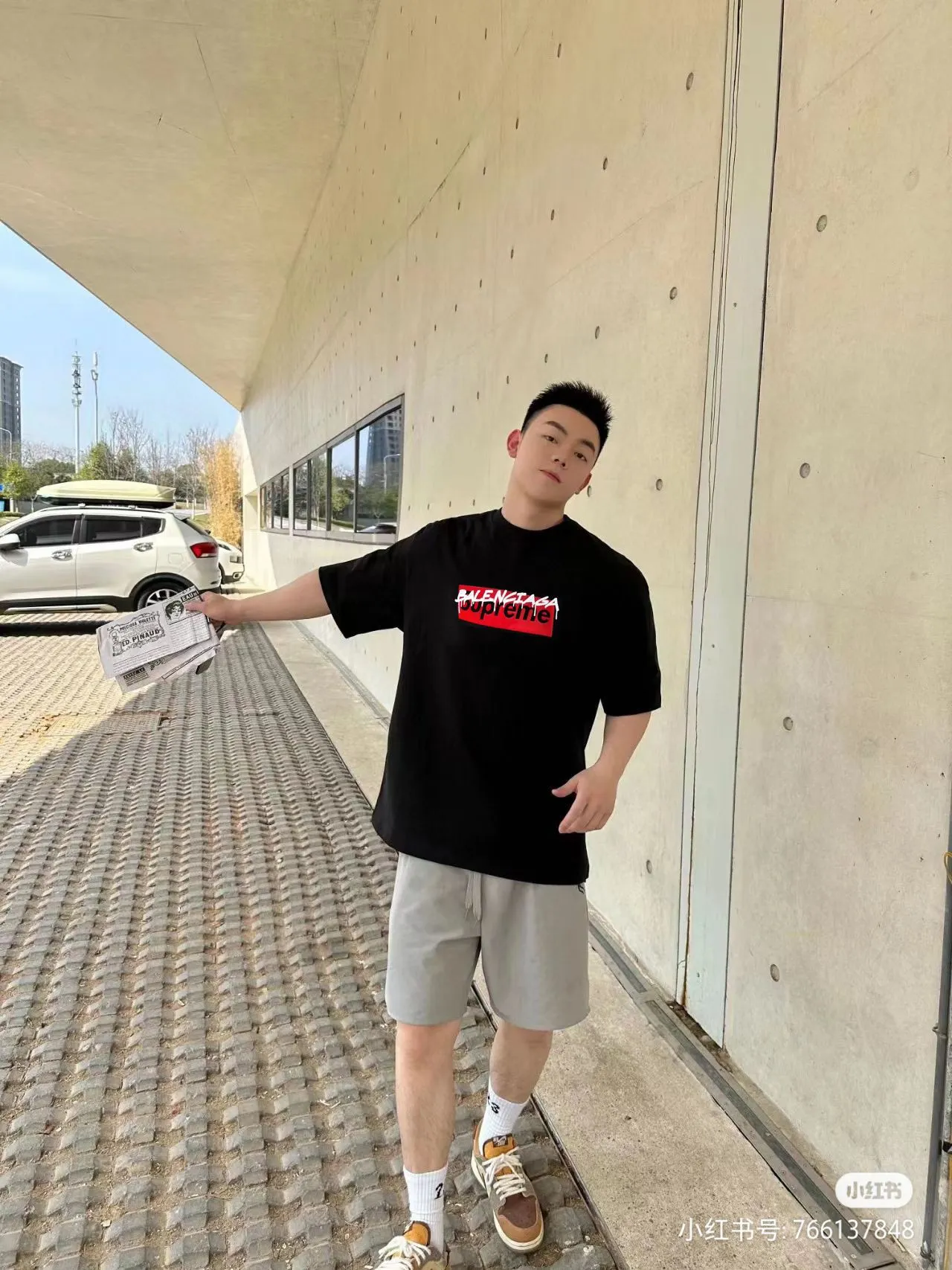 🎀Hot model pictures🎀[Updated] Top tested version BALENCIAGA ✘Supreme 23Ss joint printed T-shirt short sleeves [2023. Brand new BALENCIAGA ✘Supreme launches first joint series] BALENCIAGA and Supreme launch related joint products, the 2023 spring and summer series will be with you, and it will be possible to once again create the 2017 Louis Vuitton x Supreme Highlight moment. The latest exclusive customized co-branded accessories on the entire network, exclusive co-branded packaging boxes, main mark, hangtag and packaging are all different from other models on the market. The side flag mark is exclusively customized for this collaboration, with double logo red mark, the same style for men and women!  Color Black White Khaki Size XS S M L P:260