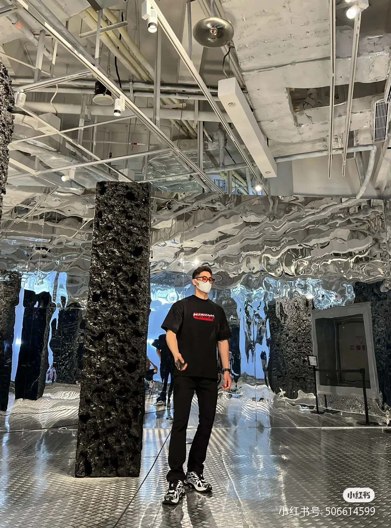 🎀Hot model pictures🎀[Updated] Top tested version BALENCIAGA ✘Supreme 23Ss joint printed T-shirt short sleeves [2023. Brand new BALENCIAGA ✘Supreme launches first joint series] BALENCIAGA and Supreme launch related joint products, the 2023 spring and summer series will be with you, and it will be possible to once again create the 2017 Louis Vuitton x Supreme Highlight moment. The latest exclusive customized co-branded accessories on the entire network, exclusive co-branded packaging boxes, main mark, hangtag and packaging are all different from other models on the market. The side flag mark is exclusively customized for this collaboration, with double logo red mark, the same style for men and women!  Color Black White Khaki Size XS S M L P:260