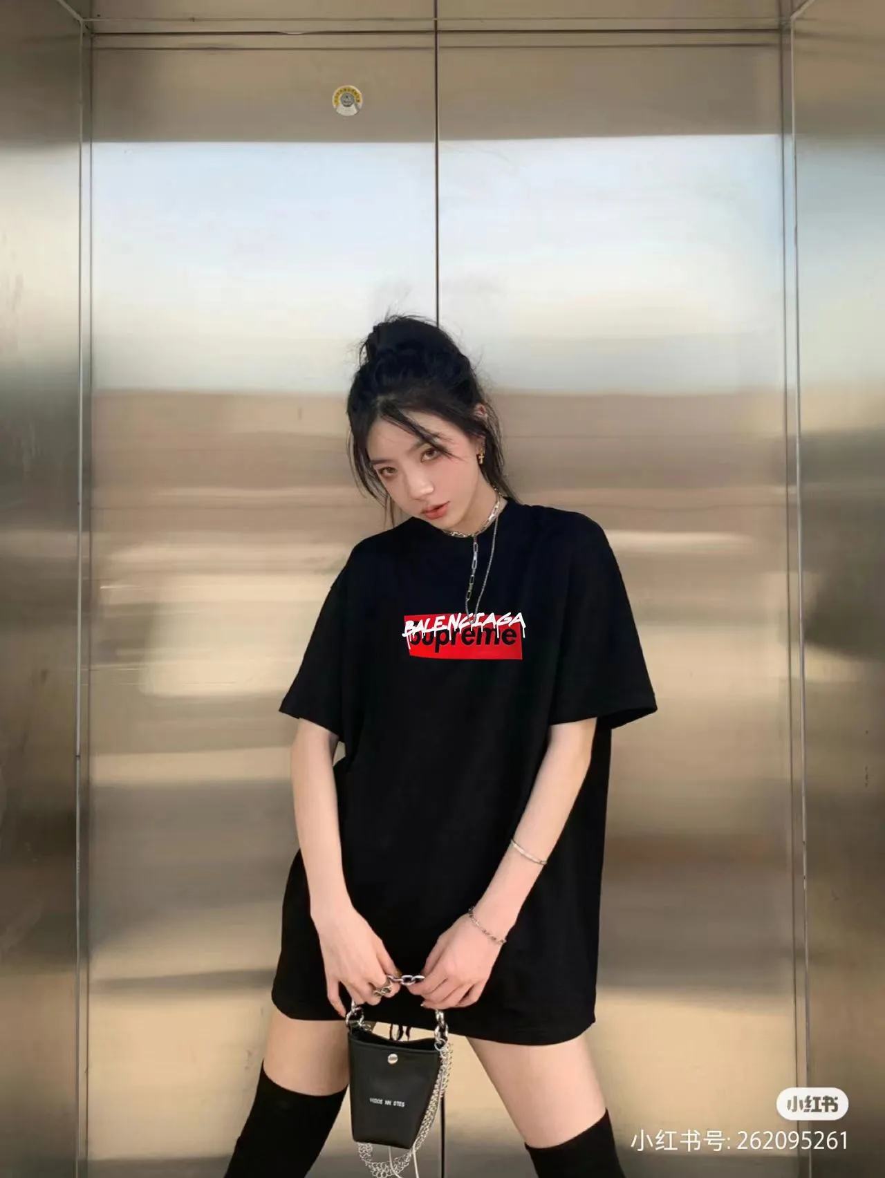 🎀Hot model pictures🎀[Updated] Top tested version BALENCIAGA ✘Supreme 23Ss joint printed T-shirt short sleeves [2023. Brand new BALENCIAGA ✘Supreme launches first joint series] BALENCIAGA and Supreme launch related joint products, the 2023 spring and summer series will be with you, and it will be possible to once again create the 2017 Louis Vuitton x Supreme Highlight moment. The latest exclusive customized co-branded accessories on the entire network, exclusive co-branded packaging boxes, main mark, hangtag and packaging are all different from other models on the market. The side flag mark is exclusively customized for this collaboration, with double logo red mark, the same style for men and women!  Color Black White Khaki Size XS S M L P:260