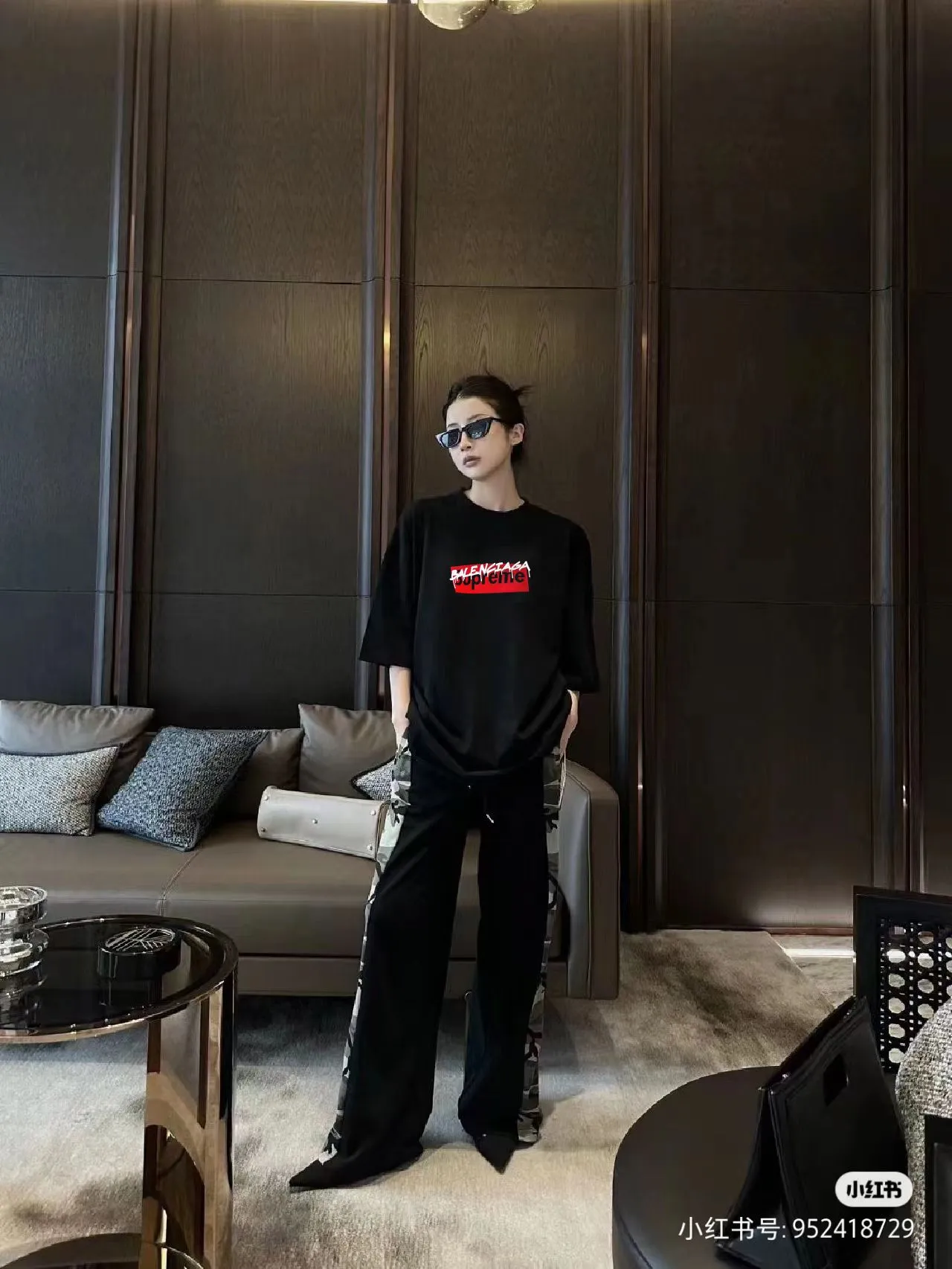 🎀Hot model pictures🎀[Updated] Top tested version BALENCIAGA ✘Supreme 23Ss joint printed T-shirt short sleeves [2023. Brand new BALENCIAGA ✘Supreme launches first joint series] BALENCIAGA and Supreme launch related joint products, the 2023 spring and summer series will be with you, and it will be possible to once again create the 2017 Louis Vuitton x Supreme Highlight moment. The latest exclusive customized co-branded accessories on the entire network, exclusive co-branded packaging boxes, main mark, hangtag and packaging are all different from other models on the market. The side flag mark is exclusively customized for this collaboration, with double logo red mark, the same style for men and women!  Color Black White Khaki Size XS S M L P:260