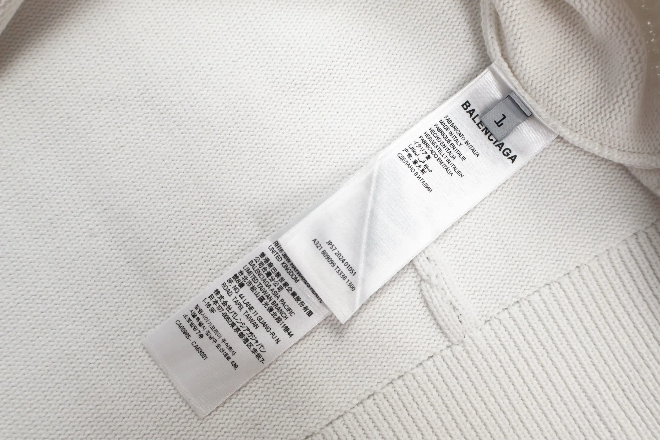 🅿️480 [Exclusive supply] BLCG three-dimensional ring sweater. This style is made of 80% wool and 20% polyamide fiber, 40-count double-ply blended anti-pilling yarn. 3 yarns are twisted into one yarn. An imported 7-knitting machine is used to make the plain weave on the board, and the mold is opened to customize the seal. The whole piece is made of special wool washing technology. After washing and pre-shrinking, the clothes are prevented from deforming and shrinking, and the comfort is ensured and the upper body is close to the skin without pricking the skin. Size:1/2/3