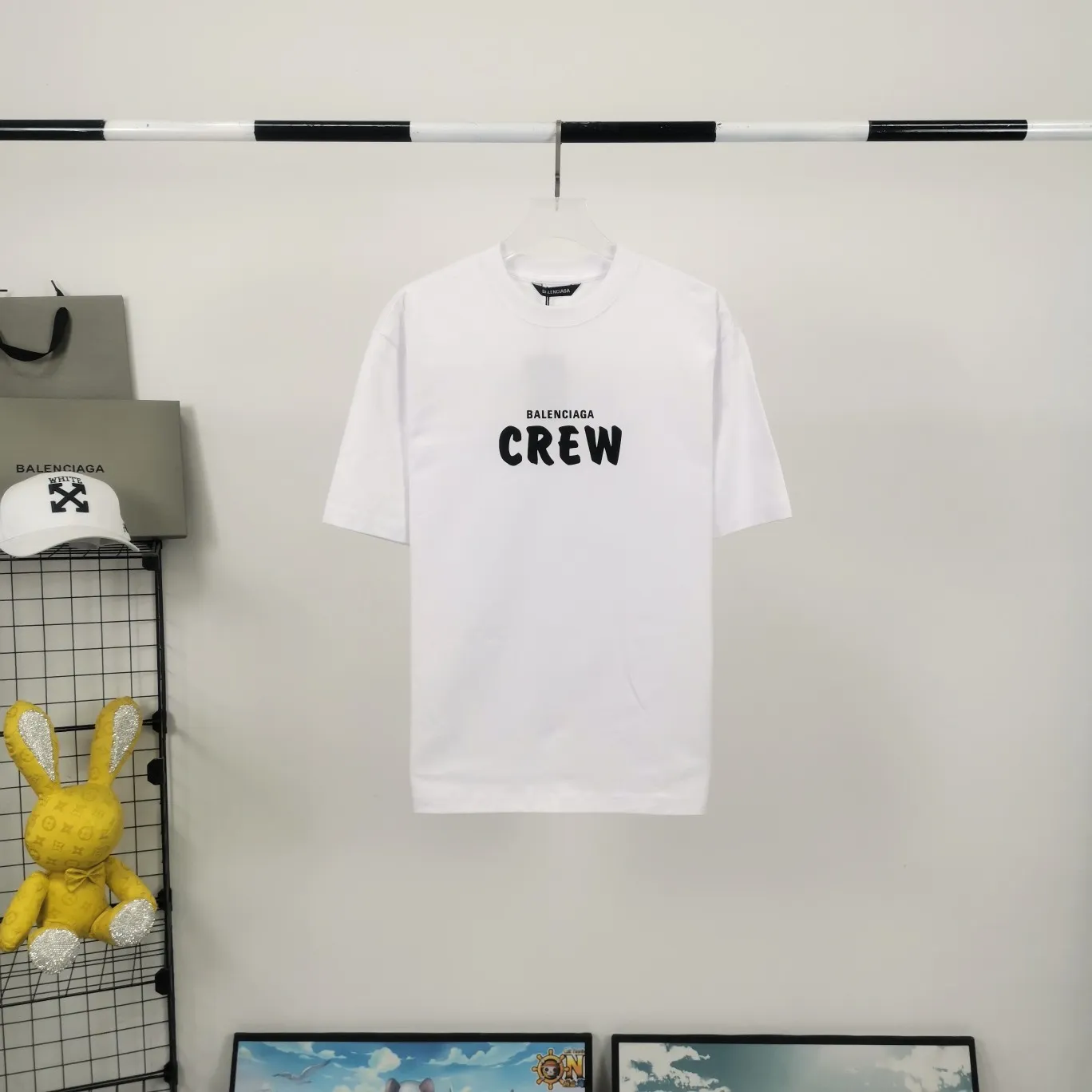 [Launched] Top tested version BALENCIAGA CREW staff limited edition short-sleeved t-shirt for male and female couples, pure cotton celebrity style. As a limited-edition short-sleeved shirt for Balenciaga’s 20th anniversary staff, it is full of Parisian feelings, highly recommended! ! The letters on the chest are also very simple and elegant, and the shape is super OS. The whole dress has been washed, and the 280g combed cotton fabric is very textured and you can touch it! High-definition imported glue and high-coverage screen printing on the chest, the dots are very precise. Color: Peach Pink Black White Size: XS-L P:250