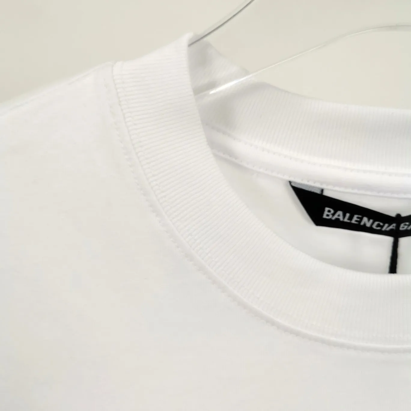 [Launched] Top tested version BALENCIAGA CREW staff limited edition short-sleeved t-shirt for male and female couples, pure cotton celebrity style. As a limited-edition short-sleeved shirt for Balenciaga’s 20th anniversary staff, it is full of Parisian feelings, highly recommended! ! The letters on the chest are also very simple and elegant, and the shape is super OS. The whole dress has been washed, and the 280g combed cotton fabric is very textured and you can touch it! High-definition imported glue and high-coverage screen printing on the chest, the dots are very precise. Color: Peach Pink Black White Size: XS-L P:250