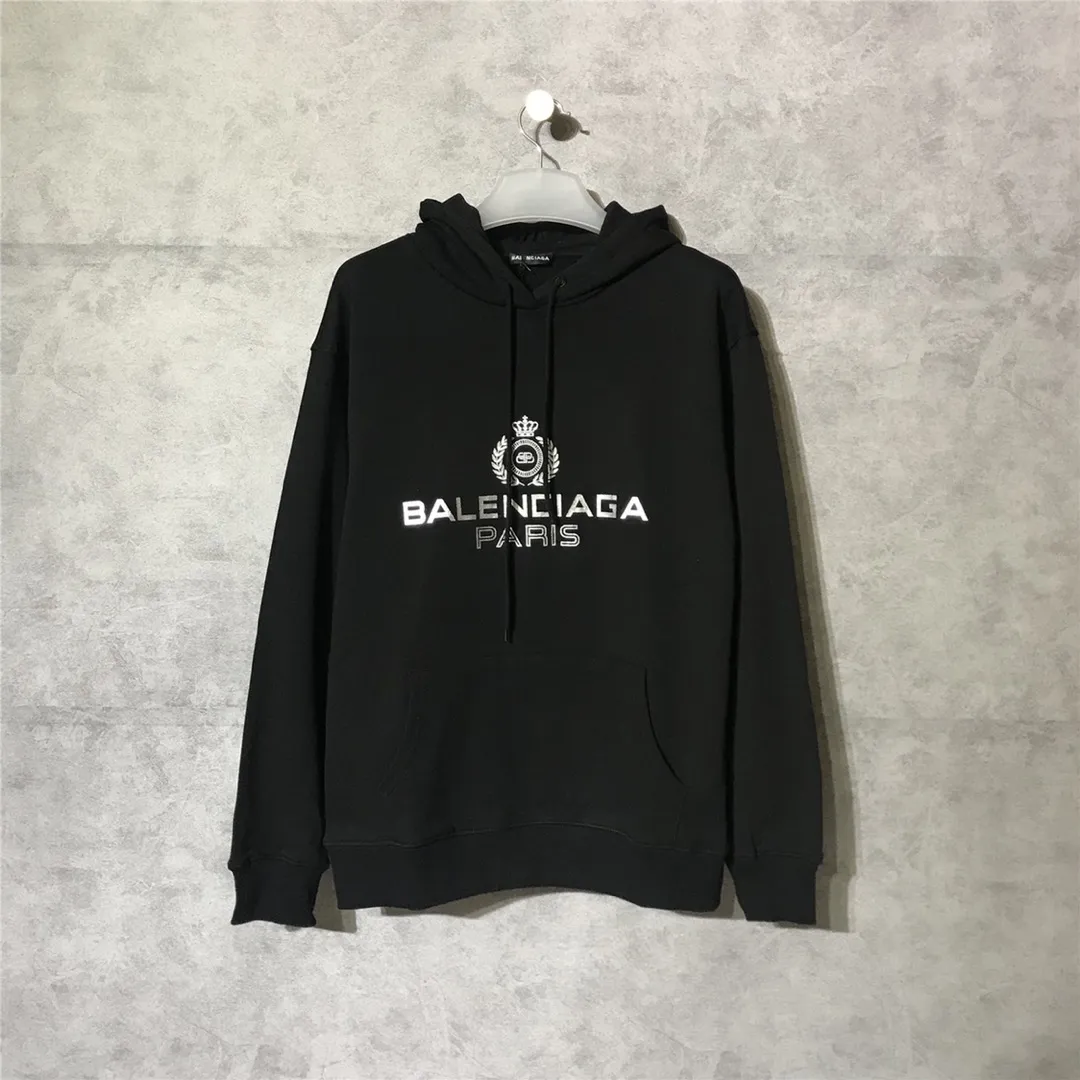 Spring and Autumn style Balenciaga classic wheat ear hooded sweatshirt. It is made of 480g pure cotton double yarn terry fabric. It is thick and textured, with high-density knitting technology. It is firm and elastic, with high suppleness and skin-friendliness. It feels soft and delicate, does not shrink or deform, and has a crisp and stylish upper body. It is different from the cheap soft sofa fabrics with low weight and low count on the market.  Ultra-high-level workmanship, every detail shows a sense of luxury, and the original three-dimensional cutting process creates a perfect fit. The OS loose shoulder style accommodates all body types. It is a truly versatile style that looks slim and good-looking for both men and women.   3M reflective classic wheat ear letter printing has high fastness and will not crack or fall off. The classic pattern will never go out of style. Multiple colors are available, and every color is beautiful!  Color: Black Size: XS-L P:410