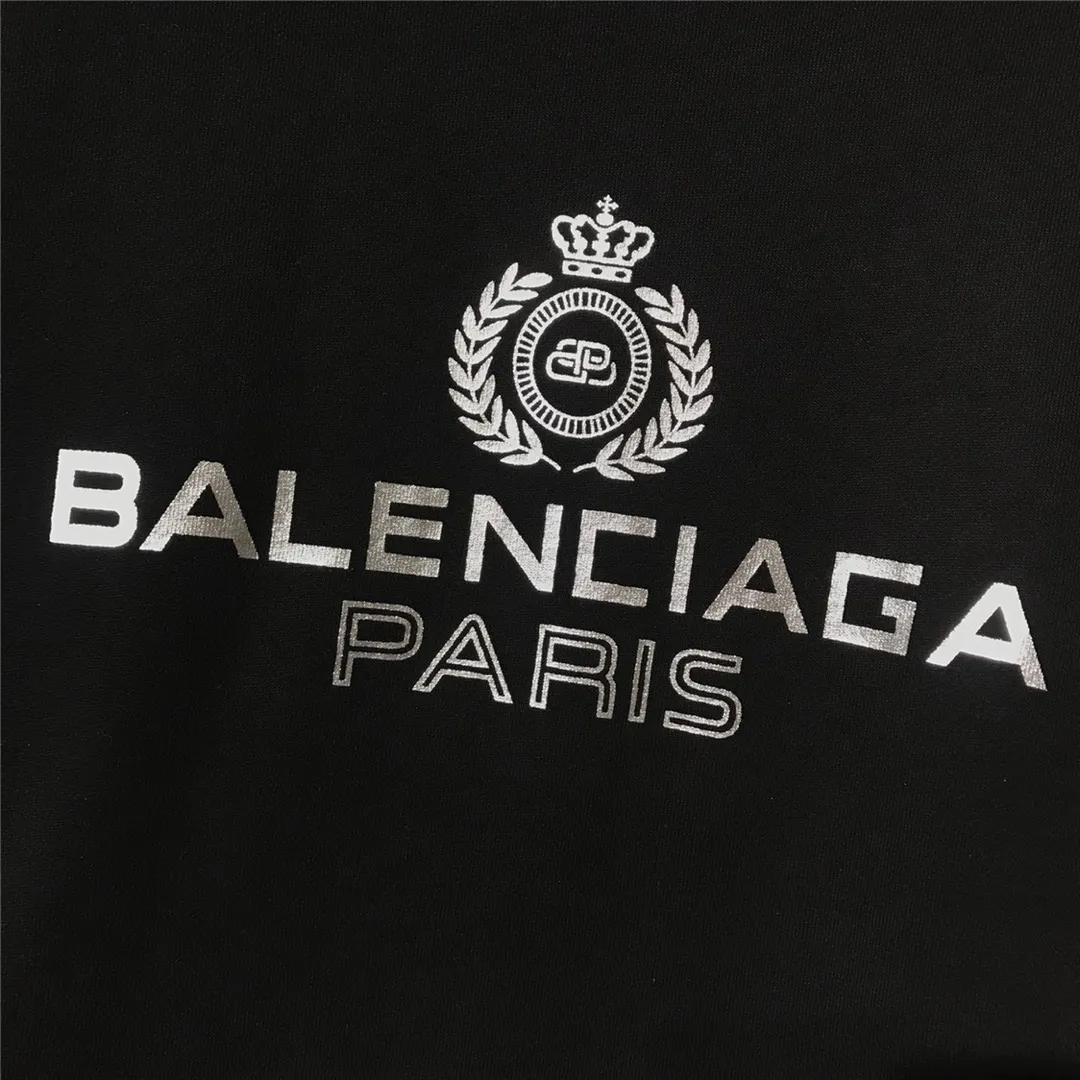 Spring and Autumn style Balenciaga classic wheat ear hooded sweatshirt. It is made of 480g pure cotton double yarn terry fabric. It is thick and textured, with high-density knitting technology. It is firm and elastic, with high suppleness and skin-friendliness. It feels soft and delicate, does not shrink or deform, and has a crisp and stylish upper body. It is different from the cheap soft sofa fabrics with low weight and low count on the market.  Ultra-high-level workmanship, every detail shows a sense of luxury, and the original three-dimensional cutting process creates a perfect fit. The OS loose shoulder style accommodates all body types. It is a truly versatile style that looks slim and good-looking for both men and women.   3M reflective classic wheat ear letter printing has high fastness and will not crack or fall off. The classic pattern will never go out of style. Multiple colors are available, and every color is beautiful!  Color: Black Size: XS-L P:410