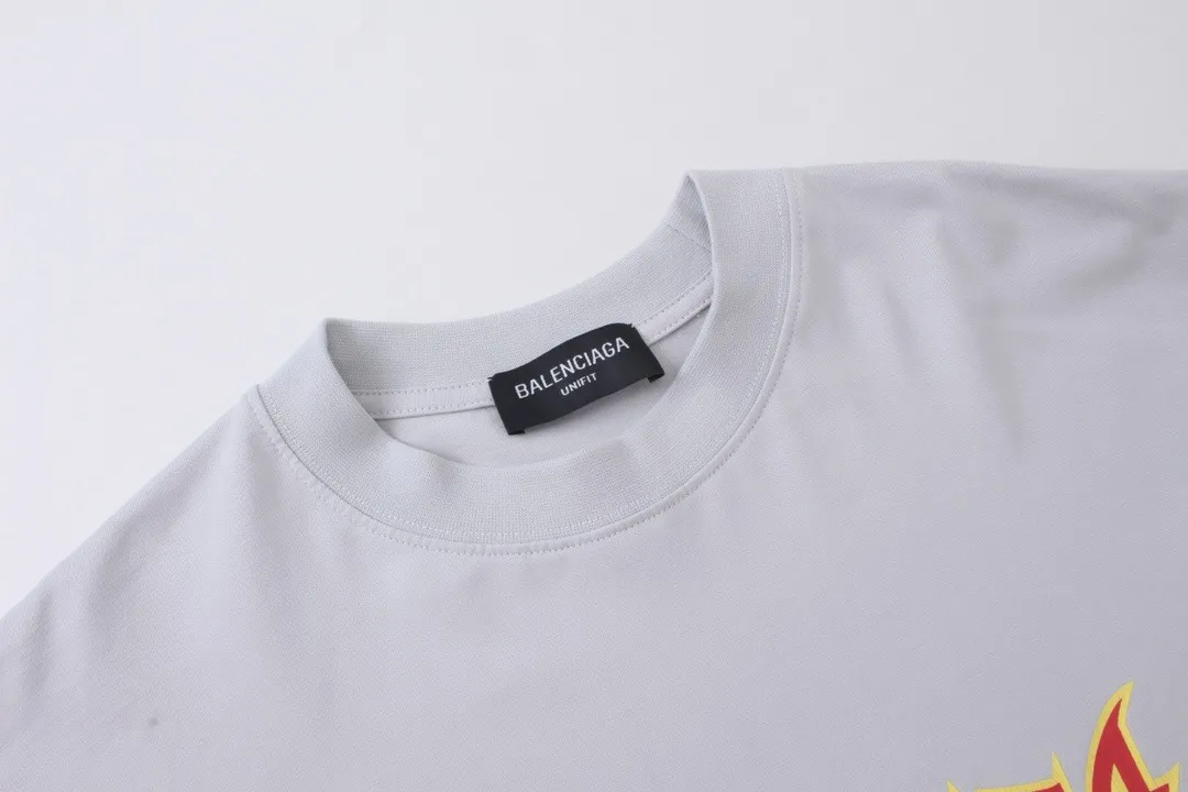 🅿️260 BALENCI*GA Paris Lightning letter style long sleeves. The fabric is made of Paris custom-woven and dyed double-yarn pure cotton. The weight is 280g. The thread is custom-woven and dyed without color difference. The front and left sleeves are cracked. The hem is manually hand-painted. The cuffs are spliced. Two high-temperature shaping washes. os dropped shoulders and loose version. Same style for men and women -Color: black white -SIZE: XS S M L Style No. 8618#