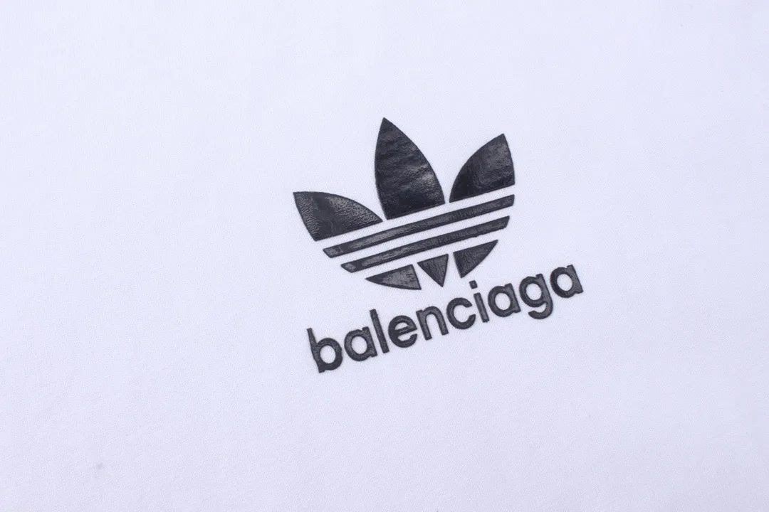 🅿️216 Actual pictures [Top version. Official website quality] BALENCI*GA/Paris co-branded Adidas Adidas clover three-stripe LOGO printed long-sleeved T-shirt #brick cabinet synchronization. Wait for a while to purchase and develop. Differentiating market currency, the fabric is made of Paris ZP custom-woven and dyed cotton double yarn. Weighing 260 grams, the cloth surface is clean. The cloth pattern is clear, soft and comfortable. The threads are dyed with no color difference. The classic pattern is printed with advanced materials, the letters are clear, three-dimensional, without burrs, and the brick cabinet is restored. Comparisons welcome. The version adopts OS loose shoulder design. Same style for men and women. Code: BL225008 Color: black, white, blue Size: XS S M L