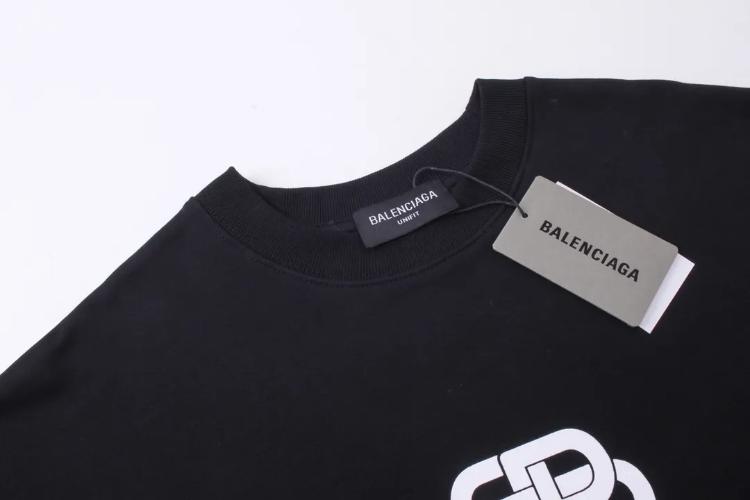 🅿️246 Detailed picture [Top version. Official website quality] BALENCI*GA/Paris. Classic style. SS22 #balenci*ga lock letter LOGO round neck sweatshirt. Brick cabinet synchronization.                       The fabric is made of Paris ZP custom-woven and dyed cotton sweatshirt. The weight is 450 grams. The cloth surface is clean. The cloth pattern is clear, soft and comfortable. The threads are dyed with no color difference. The classic pattern is printed with environmentally friendly imported materials, precision printing screen, the letters are clear, the effect is three-dimensional, and the brick cabinet is restored. The version adopts the OS loose shoulder style. Same style for men and women Coding: BL235568 Color: black, white, coffee Size: XS S M L