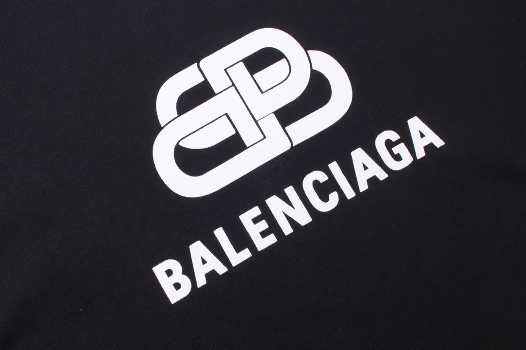 🅿️246 Detailed picture [Top version. Official website quality] BALENCI*GA/Paris. Classic style. SS22 #balenci*ga lock letter LOGO round neck sweatshirt. Brick cabinet synchronization.                       The fabric is made of Paris ZP custom-woven and dyed cotton sweatshirt. The weight is 450 grams. The cloth surface is clean. The cloth pattern is clear, soft and comfortable. The threads are dyed with no color difference. The classic pattern is printed with environmentally friendly imported materials, precision printing screen, the letters are clear, the effect is three-dimensional, and the brick cabinet is restored. The version adopts the OS loose shoulder style. Same style for men and women Coding: BL235568 Color: black, white, coffee Size: XS S M L