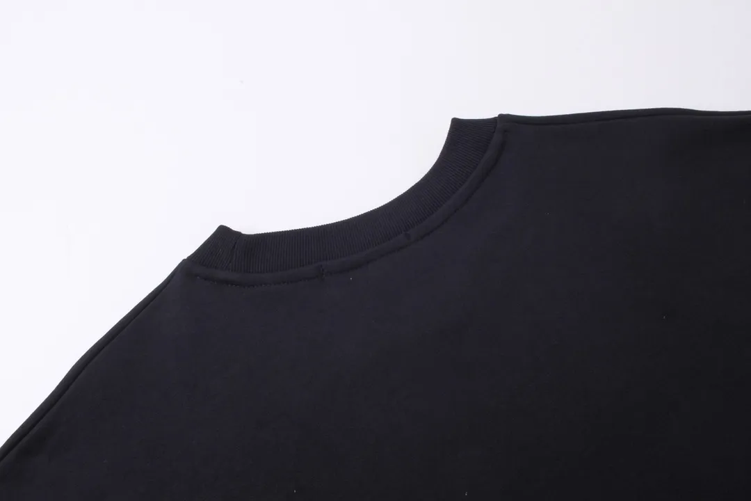 🅿️246 Detailed picture [Top version. Official website quality] BALENCI*GA/Paris. Classic style. SS22 #balenci*ga lock letter LOGO round neck sweatshirt. Brick cabinet synchronization.                       The fabric is made of Paris ZP custom-woven and dyed cotton sweatshirt. The weight is 450 grams. The cloth surface is clean. The cloth pattern is clear, soft and comfortable. The threads are dyed with no color difference. The classic pattern is printed with environmentally friendly imported materials, precision printing screen, the letters are clear, the effect is three-dimensional, and the brick cabinet is restored. The version adopts the OS loose shoulder style. Same style for men and women Coding: BL235568 Color: black, white, coffee Size: XS S M L