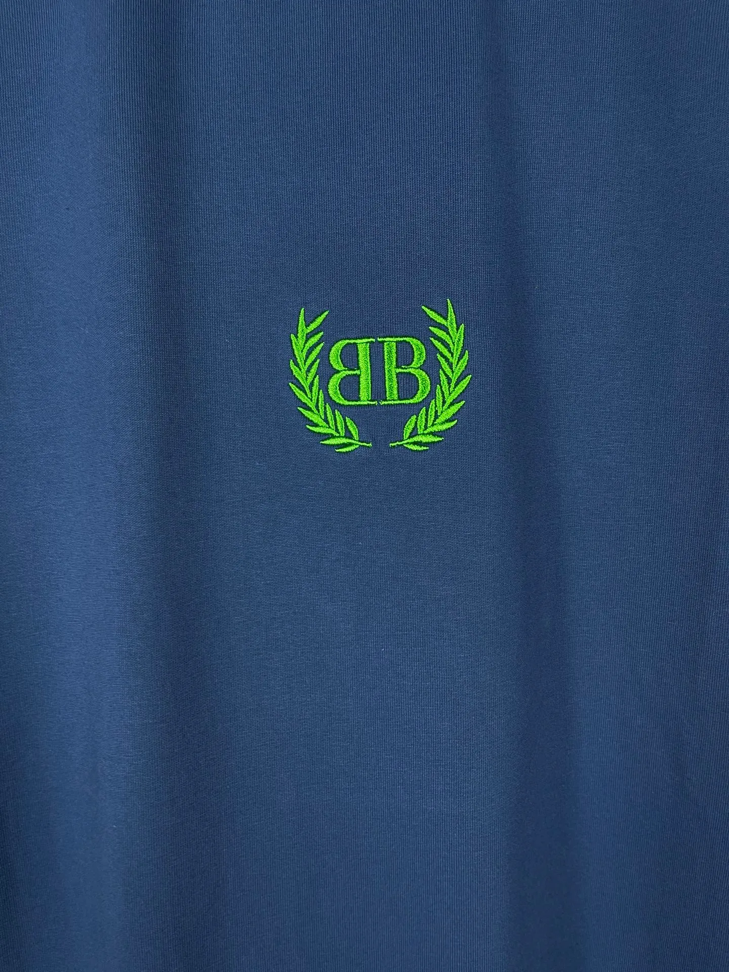 🅿️180 real photos [Top version. Official website quality] BALENCI*GA/Paris #2025 new style washed short-sleeved T-shirt with wheat ear letters LOGO embroidered on the chest, ready-to-wear washed, full of design. Welcome to compare. The fabric is made of Paris ZP custom-woven and dyed cotton double yarn, weight 260 grams, clean cloth surface. Clear texture, soft and comfortable. The threads are dyed with no color difference. The classic letter LOGO is embroidered with imported Tajima embroidery machine. The effect is three-dimensional. Restore the brick cabinet, adopt OS loose shoulder style. Same style for men and women. Code: BL253663 Color: washed black, lake blue, pink, white Size: XS S M L