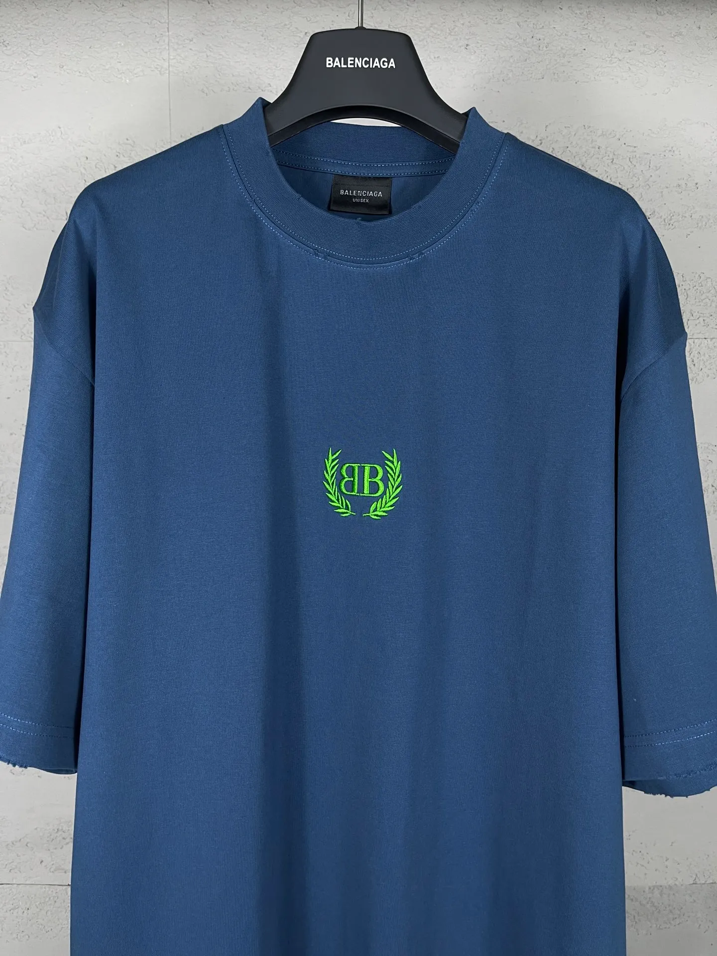 🅿️180 real photos [Top version. Official website quality] BALENCI*GA/Paris #2025 new style washed short-sleeved T-shirt with wheat ear letters LOGO embroidered on the chest, ready-to-wear washed, full of design. Welcome to compare. The fabric is made of Paris ZP custom-woven and dyed cotton double yarn, weight 260 grams, clean cloth surface. Clear texture, soft and comfortable. The threads are dyed with no color difference. The classic letter LOGO is embroidered with imported Tajima embroidery machine. The effect is three-dimensional. Restore the brick cabinet, adopt OS loose shoulder style. Same style for men and women. Code: BL253663 Color: washed black, lake blue, pink, white Size: XS S M L