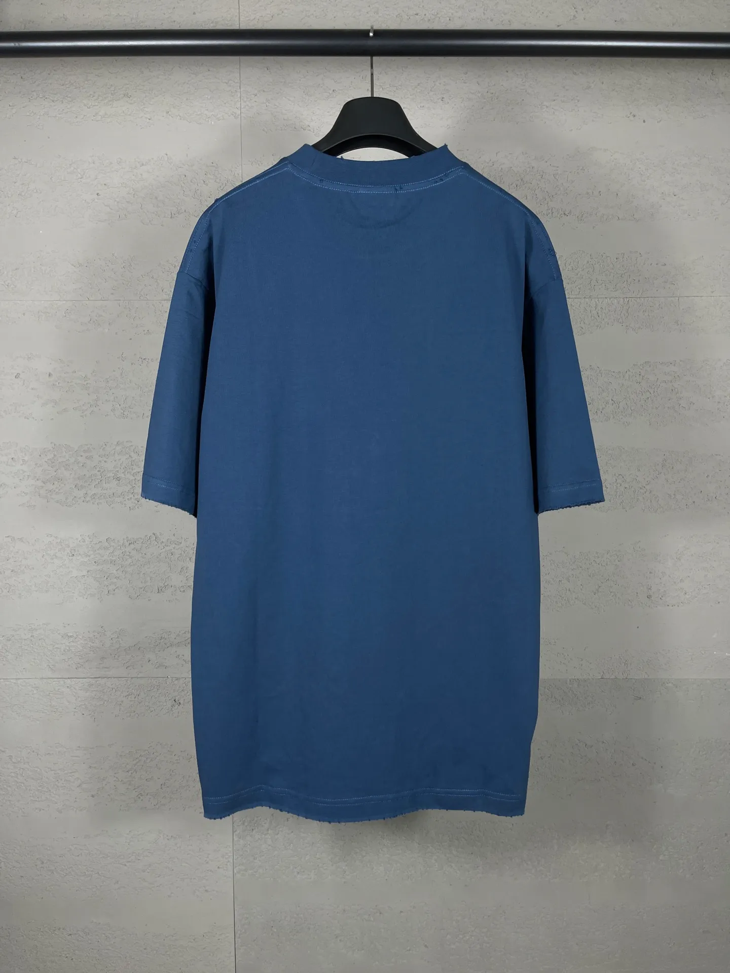 🅿️180 real photos [Top version. Official website quality] BALENCI*GA/Paris #2025 new style washed short-sleeved T-shirt with wheat ear letters LOGO embroidered on the chest, ready-to-wear washed, full of design. Welcome to compare. The fabric is made of Paris ZP custom-woven and dyed cotton double yarn, weight 260 grams, clean cloth surface. Clear texture, soft and comfortable. The threads are dyed with no color difference. The classic letter LOGO is embroidered with imported Tajima embroidery machine. The effect is three-dimensional. Restore the brick cabinet, adopt OS loose shoulder style. Same style for men and women. Code: BL253663 Color: washed black, lake blue, pink, white Size: XS S M L