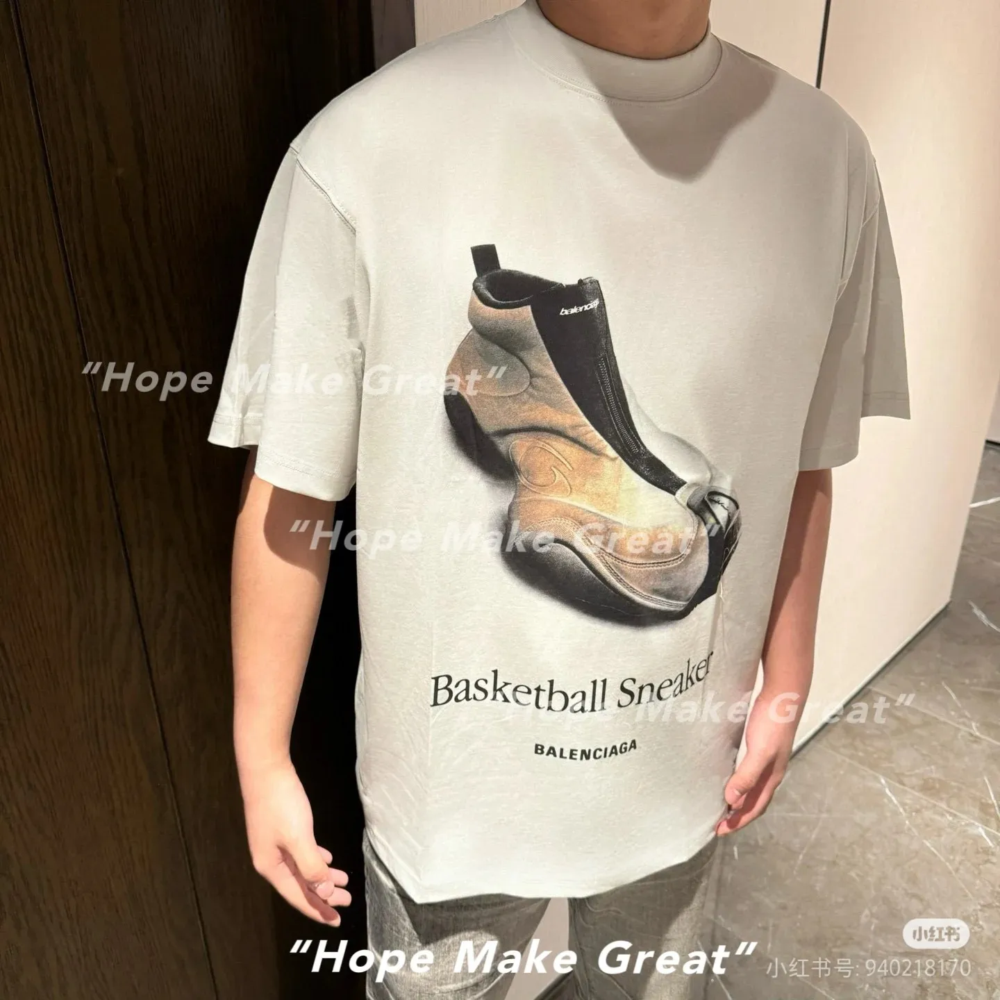 🎀Hot model pictures🎀[Top version. Official website quality] BALENCI*GA/Paris. SS25 latest model, direct-injection printed short-sleeved T-shirts on the front and back of the shoes. Brick cabinet synchronization. Developed genuine products at the first time, happy to print and compare! The fabric is made of Paris ZP custom-woven and dyed cotton double yarn. Weighing 260 grams, the cloth surface is clean. The cloth pattern is clear, soft and comfortable. The threads are dyed with no color difference. The printing uses direct-injection environmentally friendly imported materials. The letters are clear and the effect is three-dimensional. The version adopts OS loose shoulder design. Same style for men and women. Color: gray and white. Size: XS S M L P: 270