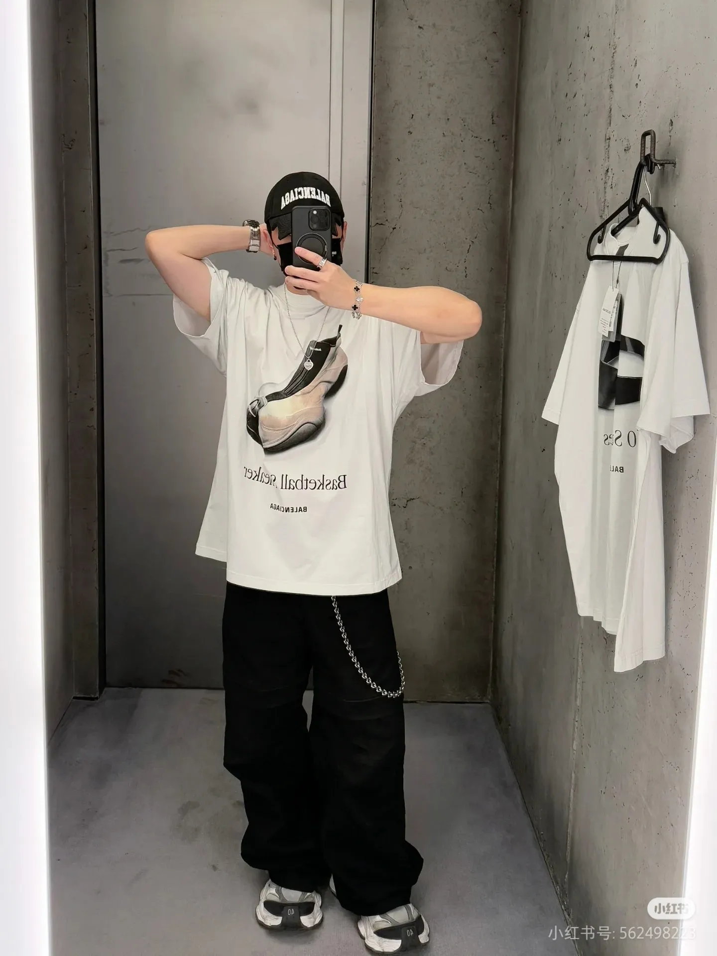 🎀Hot model pictures🎀[Top version. Official website quality] BALENCI*GA/Paris. SS25 latest model, direct-injection printed short-sleeved T-shirts on the front and back of the shoes. Brick cabinet synchronization. Developed genuine products at the first time, happy to print and compare! The fabric is made of Paris ZP custom-woven and dyed cotton double yarn. Weighing 260 grams, the cloth surface is clean. The cloth pattern is clear, soft and comfortable. The threads are dyed with no color difference. The printing uses direct-injection environmentally friendly imported materials. The letters are clear and the effect is three-dimensional. The version adopts OS loose shoulder design. Same style for men and women. Color: gray and white. Size: XS S M L P: 270