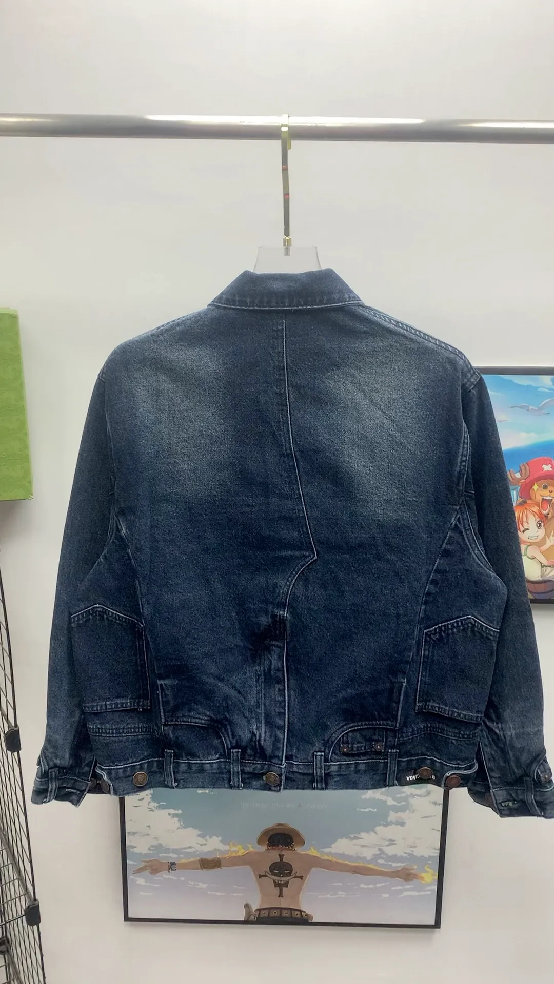 Real shot video of the back————The top tested version of Balenciaga 23FW deconstructed trouser-type denim jacket for men and women 🔥96FW latest catwalk style fashion week heavy new deconstructed and restructured denim jacket, exclusive custom-made denim 460g high-end custom fabric, the process is cumbersome and extremely complex, and the overall trouser-type jacket reorganization shows excellent results! It is full of personality, feels breathable and thick after absorbing water, and the carving details are all produced by hand-polished craftsmanship. It is luxuriously presented. All 6 SS23 Paris buttons are original counter versions. The door pockets are fully embedded with exclusive details. The door pockets are fully embedded with clip technology. They are stiff and cannot be deformed. The whole garment is made of custom-woven heavyweight denim fabrics. The independent hardware is molded and the garments are washed with heavy washing. The effect is comparable to the original version. Multiple processes create a full sense of high-end and show individual luxury taste. It is definitely a classic and versatile product! ! Size: XS S M L P:420