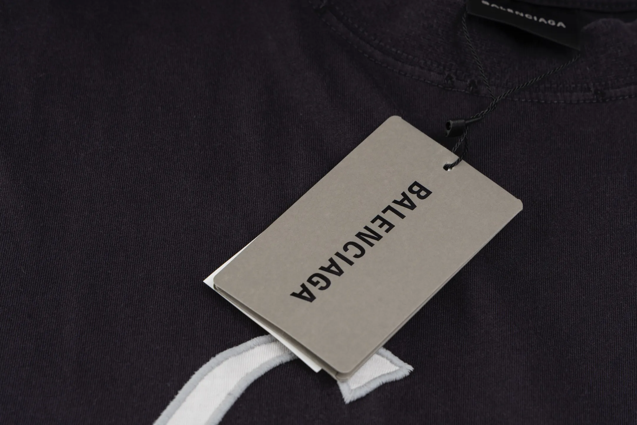 🅿️310 [Exclusive supply] BLCG 25FW Luxury appliqué short-sleeve fabric is made of 24S 185g double yarn special textile compact cotton, and the rib is made of 32S 340g double yarn stretch rib. The structure of pure cotton fabric is plain weave. The surface of the fabric is smooth and delicate, and the texture is tight. It has good moisture absorption, breathability and comfort, and can keep you dry and comfortable. Due to its tight spinning process, it also has good wrinkle resistance and durability, making it suitable for long-term wear or use. Laser cutting patch embroidery technology is a form of technology that uses laser cutting equipment to accurately cut patch fabrics, and then sews them onto clothing or other fabrics through an embroidery machine. Laser-cut cuts are smooth and eliminate the need for hemming, which improves the overall quality of patch embroidery. The post-destruction and wear treatment of the embroidery process is a technology that simulates the natural wear effect through manual intervention; it not only reflects the technical traces of manual intervention, but also retains the aesthetic charm of natural wear. With a layered texture structure, the raised embroidery threads are directionally polished to present a gradient effect of "complete in the middle and roughened edges". Size:XS-S-M-L