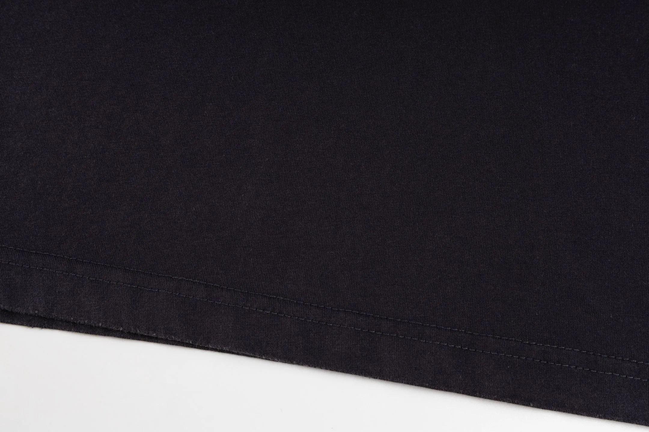 🅿️310 [Exclusive supply] BLCG 25FW Luxury appliqué short-sleeve fabric is made of 24S 185g double yarn special textile compact cotton, and the rib is made of 32S 340g double yarn stretch rib. The structure of pure cotton fabric is plain weave. The surface of the fabric is smooth and delicate, and the texture is tight. It has good moisture absorption, breathability and comfort, and can keep you dry and comfortable. Due to its tight spinning process, it also has good wrinkle resistance and durability, making it suitable for long-term wear or use. Laser cutting patch embroidery technology is a form of technology that uses laser cutting equipment to accurately cut patch fabrics, and then sews them onto clothing or other fabrics through an embroidery machine. Laser-cut cuts are smooth and eliminate the need for hemming, which improves the overall quality of patch embroidery. The post-destruction and wear treatment of the embroidery process is a technology that simulates the natural wear effect through manual intervention; it not only reflects the technical traces of manual intervention, but also retains the aesthetic charm of natural wear. With a layered texture structure, the raised embroidery threads are directionally polished to present a gradient effect of "complete in the middle and roughened edges". Size:XS-S-M-L