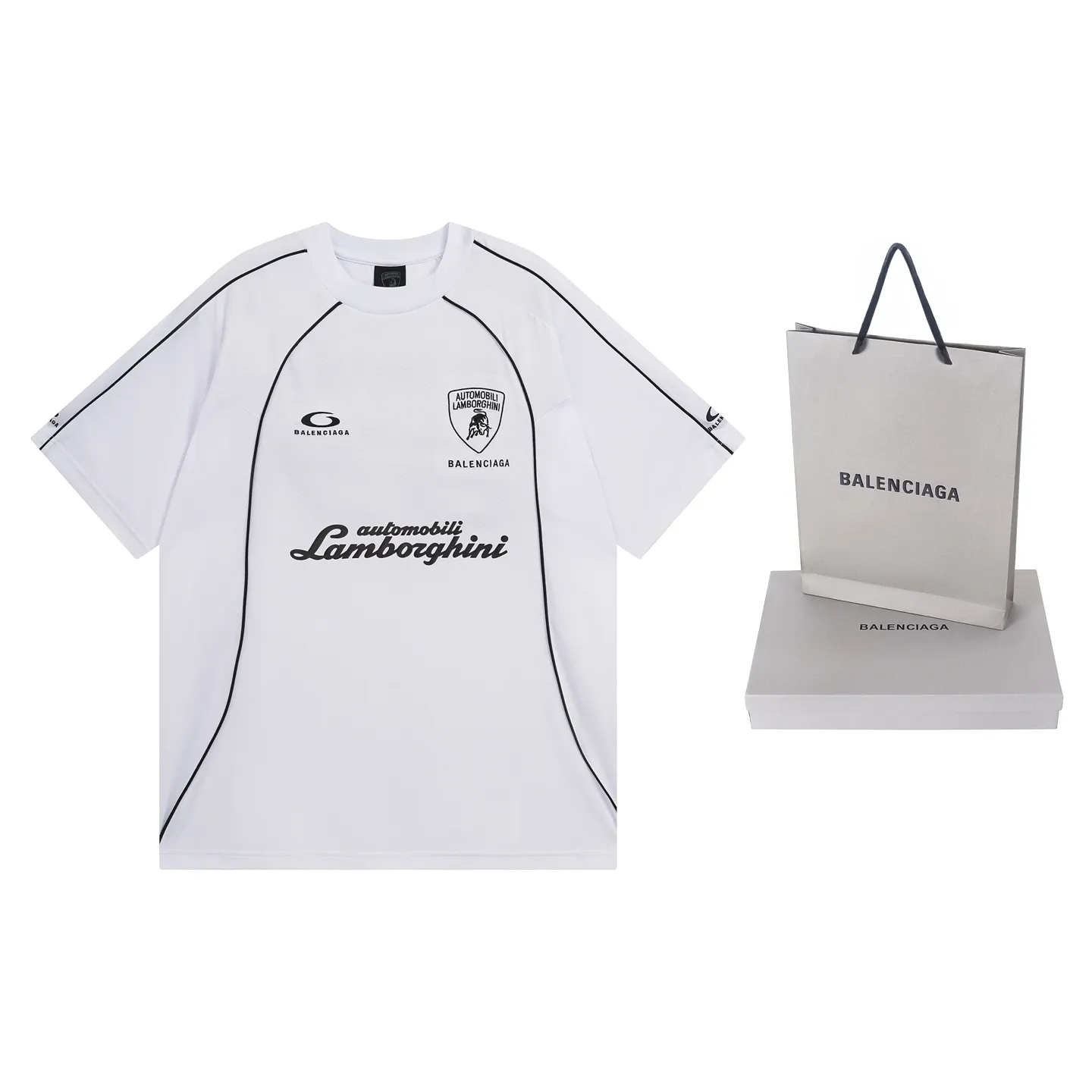 🅿️226 Actual pictures [Top version. Official website quality] BALENCI*GA/Paris co-branded Lamborghini jersey, printed embroidery on the front and back, embroidered on the left and right sleeves, multi-position short-sleeved T-shirt #overweight craftsmanship. SS25 latest model. Research and development at the first time, different market currencies. Comparisons welcome. The fabric is made of custom-woven sports fabric that absorbs moisture and is comfortable and dry. Whether you are doing sports or fitness or going out on the street every day, you can easily become the center of attention. Stretch ribbing at neckline. Weighing 260 grams, the cloth surface is clean. The cloth pattern is clear, soft and comfortable. The threads are dyed with no color difference. The printing uses imported environmentally friendly rubber paddles. The embroidery is done using imported Tajima embroidery machines. The pattern letters are clear, three-dimensional and without burrs. Jubie market produces pictures based on pictures. Welcome to compare. The version adopts OS loose shoulder design. Same style for men and women. Code: BL253691 Color: black, white Size: XS S M L