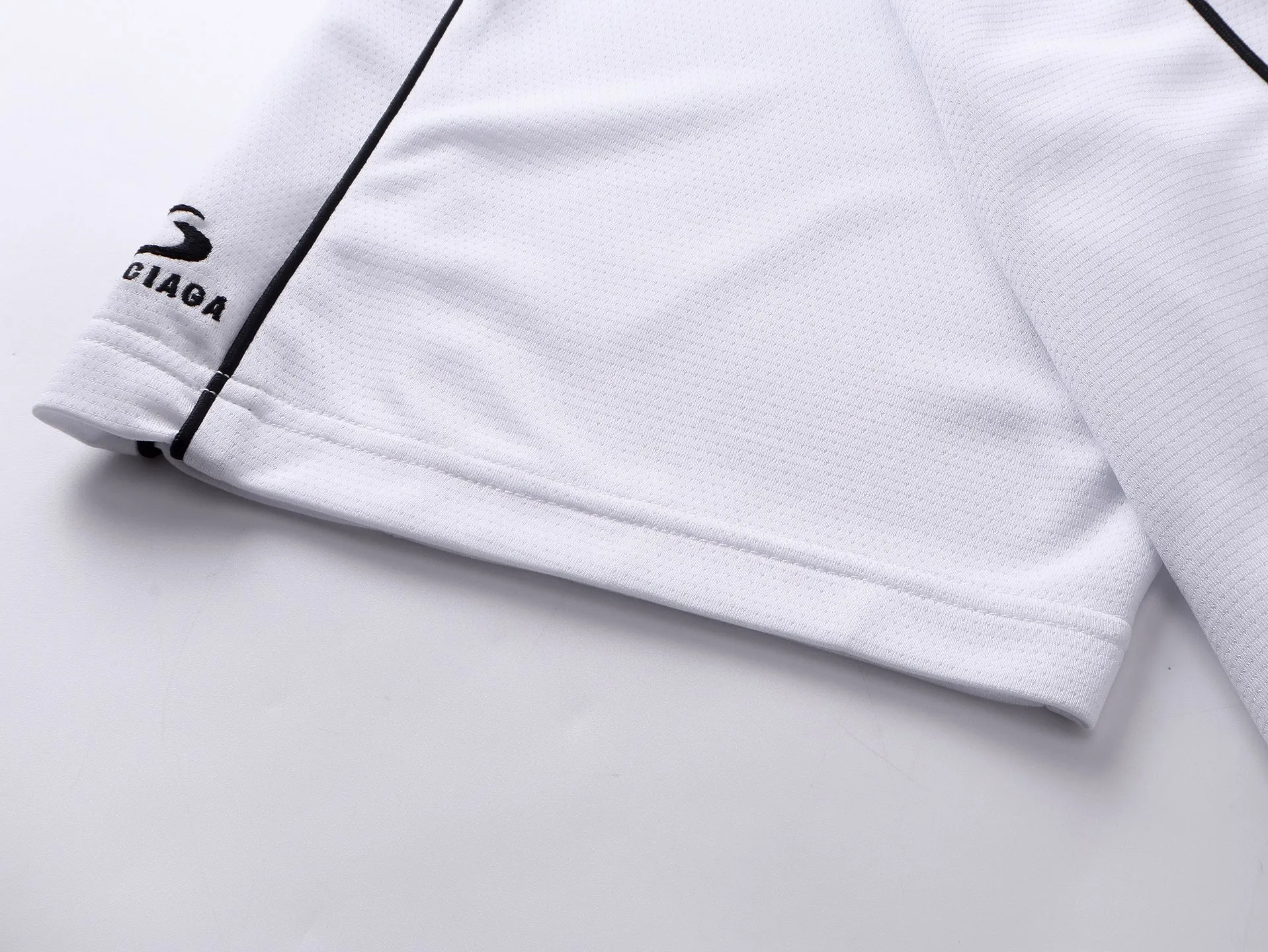 🅿️226 Actual pictures [Top version. Official website quality] BALENCI*GA/Paris co-branded Lamborghini jersey, printed embroidery on the front and back, embroidered on the left and right sleeves, multi-position short-sleeved T-shirt #overweight craftsmanship. SS25 latest model. Research and development at the first time, different market currencies. Comparisons welcome. The fabric is made of custom-woven sports fabric that absorbs moisture and is comfortable and dry. Whether you are doing sports or fitness or going out on the street every day, you can easily become the center of attention. Stretch ribbing at neckline. Weighing 260 grams, the cloth surface is clean. The cloth pattern is clear, soft and comfortable. The threads are dyed with no color difference. The printing uses imported environmentally friendly rubber paddles. The embroidery is done using imported Tajima embroidery machines. The pattern letters are clear, three-dimensional and without burrs. Jubie market produces pictures based on pictures. Welcome to compare. The version adopts OS loose shoulder design. Same style for men and women. Code: BL253691 Color: black, white Size: XS S M L