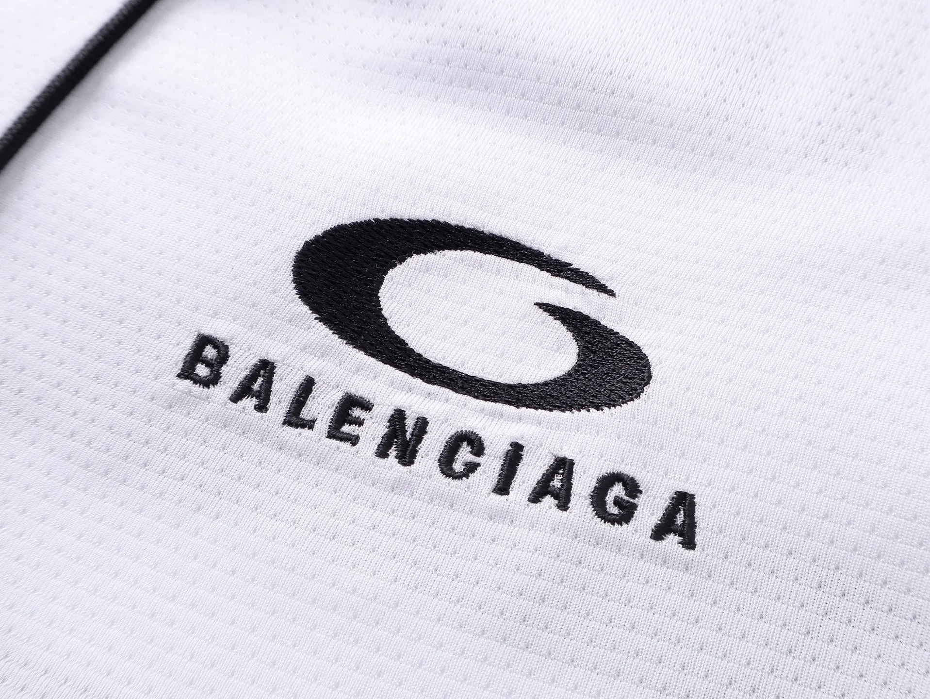 🅿️226 Actual pictures [Top version. Official website quality] BALENCI*GA/Paris co-branded Lamborghini jersey, printed embroidery on the front and back, embroidered on the left and right sleeves, multi-position short-sleeved T-shirt #overweight craftsmanship. SS25 latest model. Research and development at the first time, different market currencies. Comparisons welcome. The fabric is made of custom-woven sports fabric that absorbs moisture and is comfortable and dry. Whether you are doing sports or fitness or going out on the street every day, you can easily become the center of attention. Stretch ribbing at neckline. Weighing 260 grams, the cloth surface is clean. The cloth pattern is clear, soft and comfortable. The threads are dyed with no color difference. The printing uses imported environmentally friendly rubber paddles. The embroidery is done using imported Tajima embroidery machines. The pattern letters are clear, three-dimensional and without burrs. Jubie market produces pictures based on pictures. Welcome to compare. The version adopts OS loose shoulder design. Same style for men and women. Code: BL253691 Color: black, white Size: XS S M L