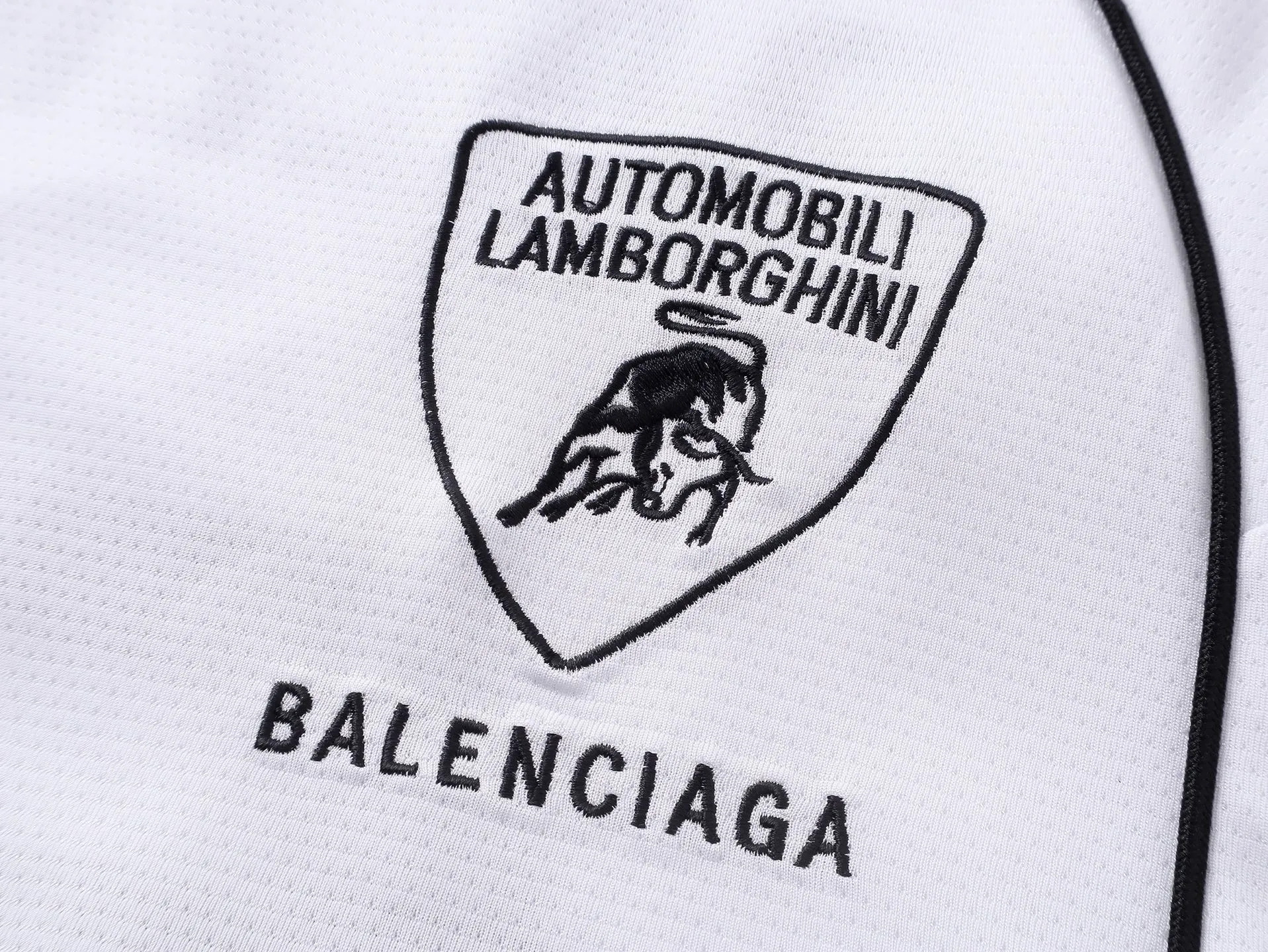 🅿️226 Actual pictures [Top version. Official website quality] BALENCI*GA/Paris co-branded Lamborghini jersey, printed embroidery on the front and back, embroidered on the left and right sleeves, multi-position short-sleeved T-shirt #overweight craftsmanship. SS25 latest model. Research and development at the first time, different market currencies. Comparisons welcome. The fabric is made of custom-woven sports fabric that absorbs moisture and is comfortable and dry. Whether you are doing sports or fitness or going out on the street every day, you can easily become the center of attention. Stretch ribbing at neckline. Weighing 260 grams, the cloth surface is clean. The cloth pattern is clear, soft and comfortable. The threads are dyed with no color difference. The printing uses imported environmentally friendly rubber paddles. The embroidery is done using imported Tajima embroidery machines. The pattern letters are clear, three-dimensional and without burrs. Jubie market produces pictures based on pictures. Welcome to compare. The version adopts OS loose shoulder design. Same style for men and women. Code: BL253691 Color: black, white Size: XS S M L