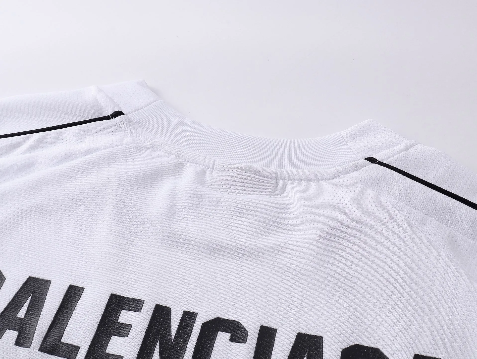 🅿️226 Actual pictures [Top version. Official website quality] BALENCI*GA/Paris co-branded Lamborghini jersey, printed embroidery on the front and back, embroidered on the left and right sleeves, multi-position short-sleeved T-shirt #overweight craftsmanship. SS25 latest model. Research and development at the first time, different market currencies. Comparisons welcome. The fabric is made of custom-woven sports fabric that absorbs moisture and is comfortable and dry. Whether you are doing sports or fitness or going out on the street every day, you can easily become the center of attention. Stretch ribbing at neckline. Weighing 260 grams, the cloth surface is clean. The cloth pattern is clear, soft and comfortable. The threads are dyed with no color difference. The printing uses imported environmentally friendly rubber paddles. The embroidery is done using imported Tajima embroidery machines. The pattern letters are clear, three-dimensional and without burrs. Jubie market produces pictures based on pictures. Welcome to compare. The version adopts OS loose shoulder design. Same style for men and women. Code: BL253691 Color: black, white Size: XS S M L