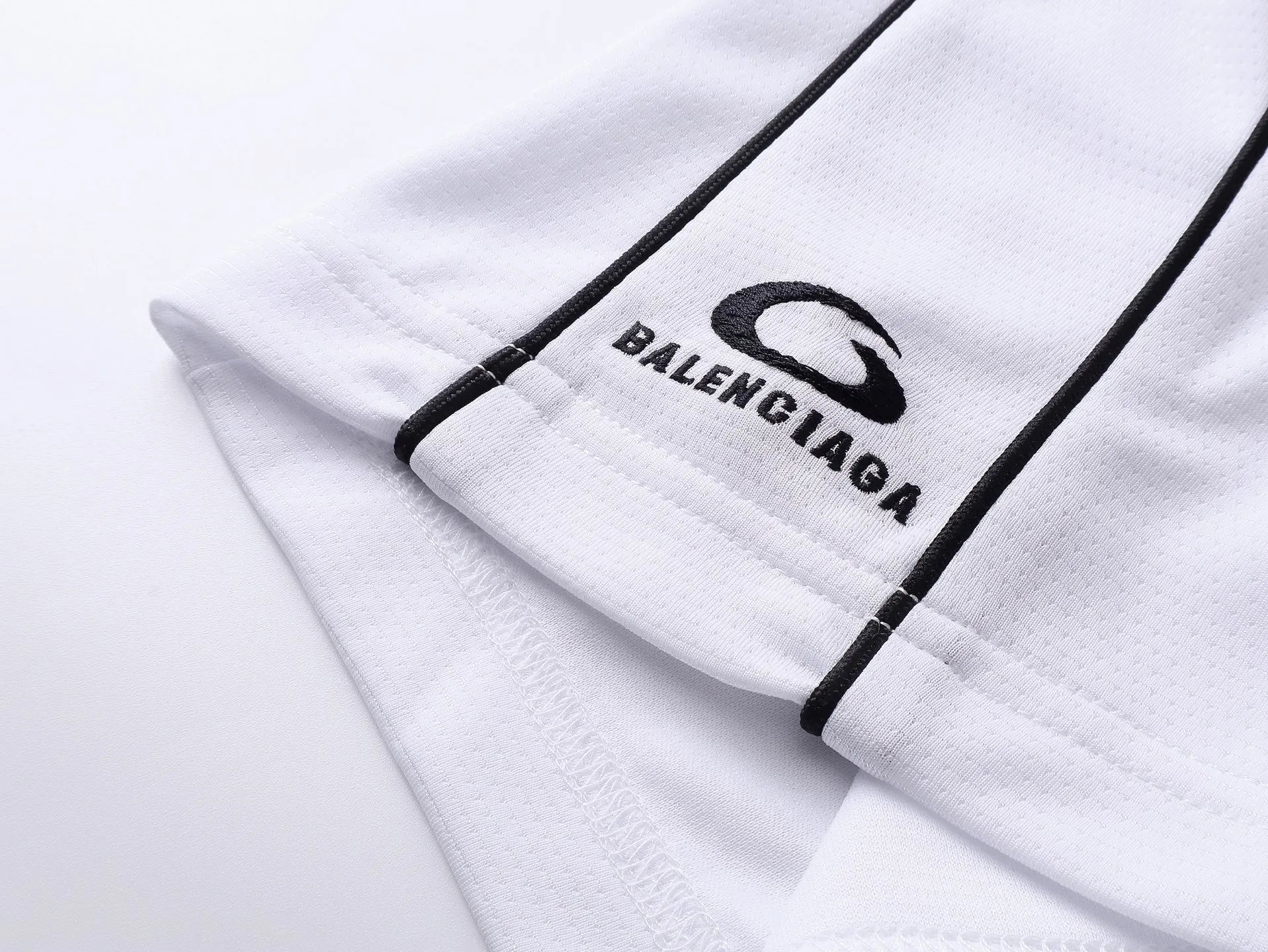 🅿️226 Actual pictures [Top version. Official website quality] BALENCI*GA/Paris co-branded Lamborghini jersey, printed embroidery on the front and back, embroidered on the left and right sleeves, multi-position short-sleeved T-shirt #overweight craftsmanship. SS25 latest model. Research and development at the first time, different market currencies. Comparisons welcome. The fabric is made of custom-woven sports fabric that absorbs moisture and is comfortable and dry. Whether you are doing sports or fitness or going out on the street every day, you can easily become the center of attention. Stretch ribbing at neckline. Weighing 260 grams, the cloth surface is clean. The cloth pattern is clear, soft and comfortable. The threads are dyed with no color difference. The printing uses imported environmentally friendly rubber paddles. The embroidery is done using imported Tajima embroidery machines. The pattern letters are clear, three-dimensional and without burrs. Jubie market produces pictures based on pictures. Welcome to compare. The version adopts OS loose shoulder design. Same style for men and women. Code: BL253691 Color: black, white Size: XS S M L