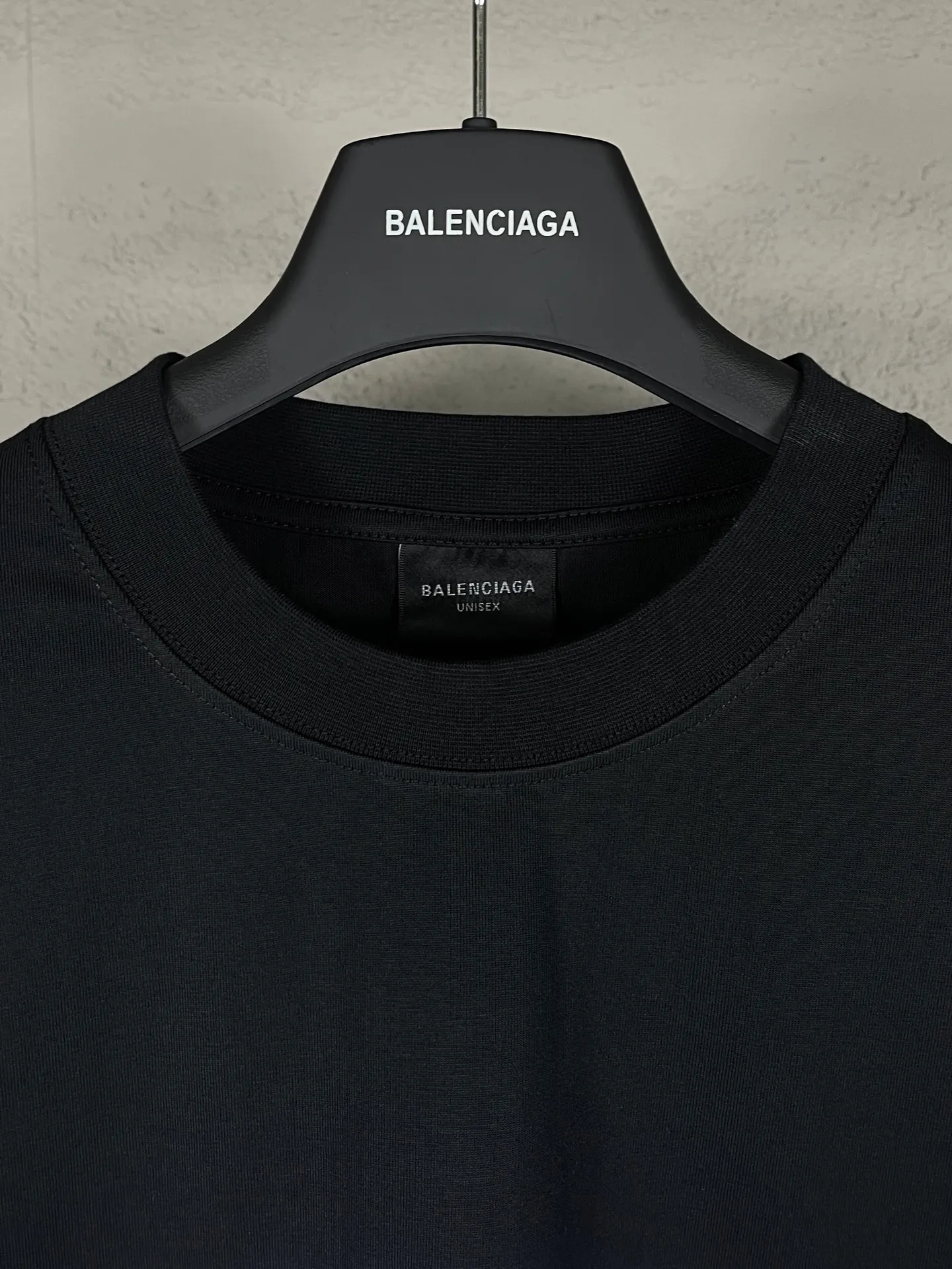 🅿️170 real photos [Top version. Official website quality] BALENCI*GA/Paris. SS25 latest model, Paris co-branded Scholl printed short-sleeved T-shirt. Brick cabinet synchronization. Genuine product developed at the first time, welcome to compare! The fabric is made of Paris ZP custom-woven and dyed cotton double yarn. Weighing 260 grams, the cloth surface is clean. The cloth pattern is clear, soft and comfortable. The threads are dyed with no color difference. The printing uses environmentally friendly imported rubber paddles. The letters are clear and the effect is three-dimensional. The version adopts OS loose shoulder design. Same style for men and women. Code: BL253688 Color: black, yellow Size: XS S M L